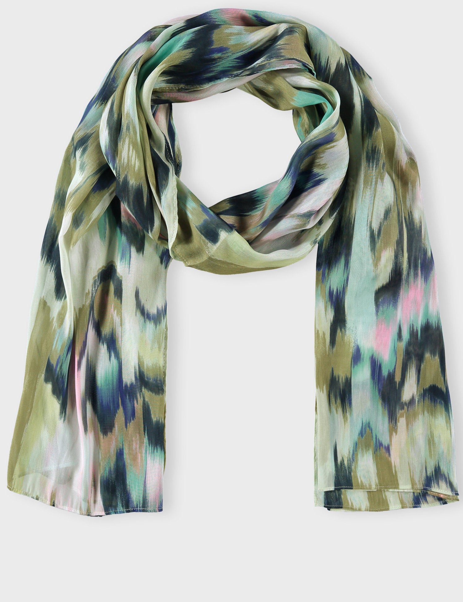 Gerry Weber_Flowing Scarf with a Fresh Pattern_501015-72015_9036_02