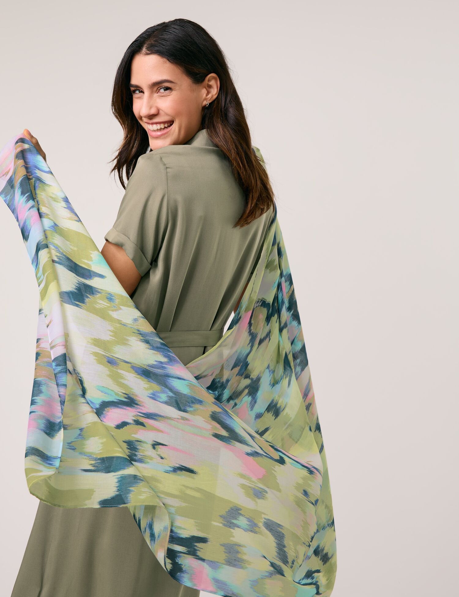 Gerry Weber_Flowing Scarf with a Fresh Pattern_501015-72015_9036_04