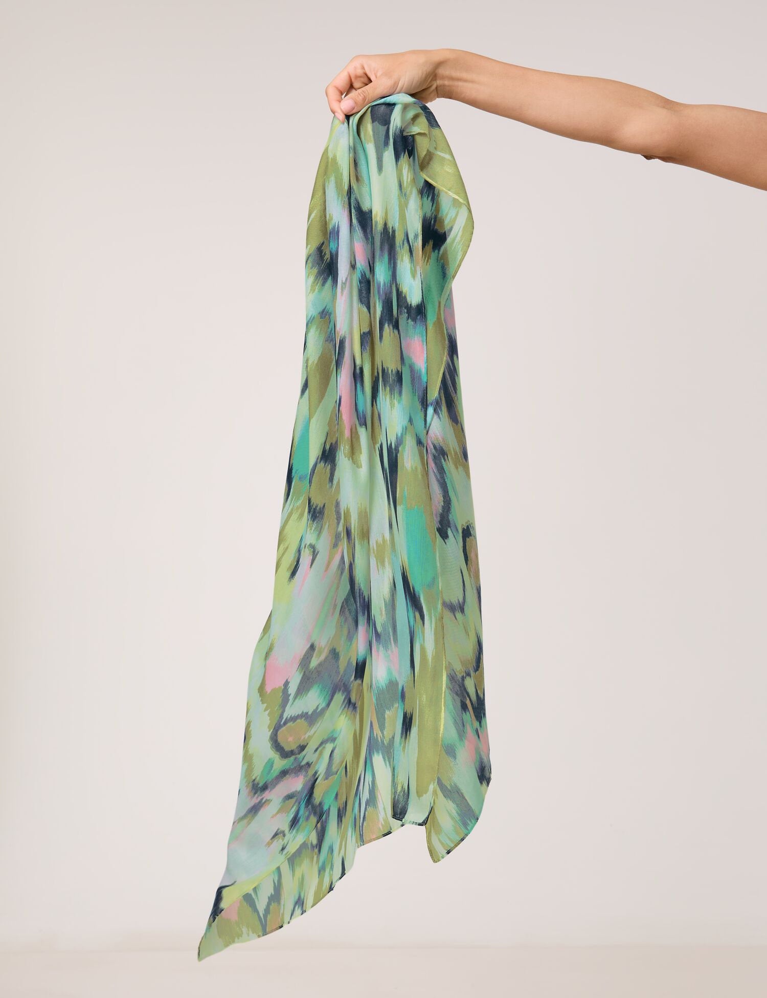 Gerry Weber_Flowing Scarf with a Fresh Pattern_501015-72015_9036_05