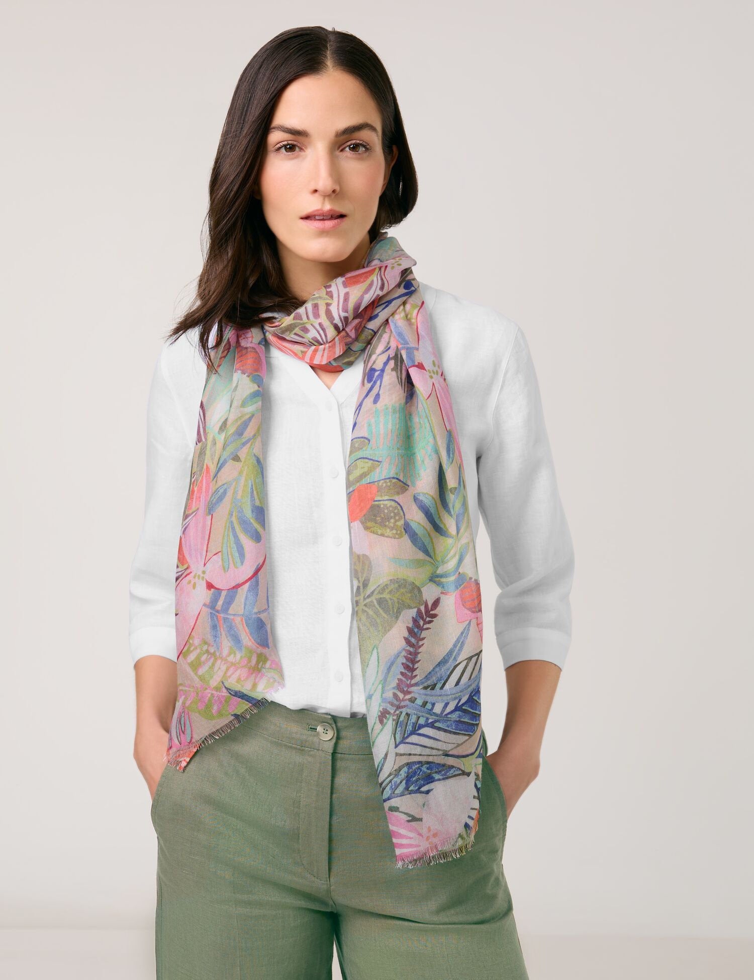 Gerry Weber_Soft Scarf with a Floral Pattern_501018-72018_5037_01