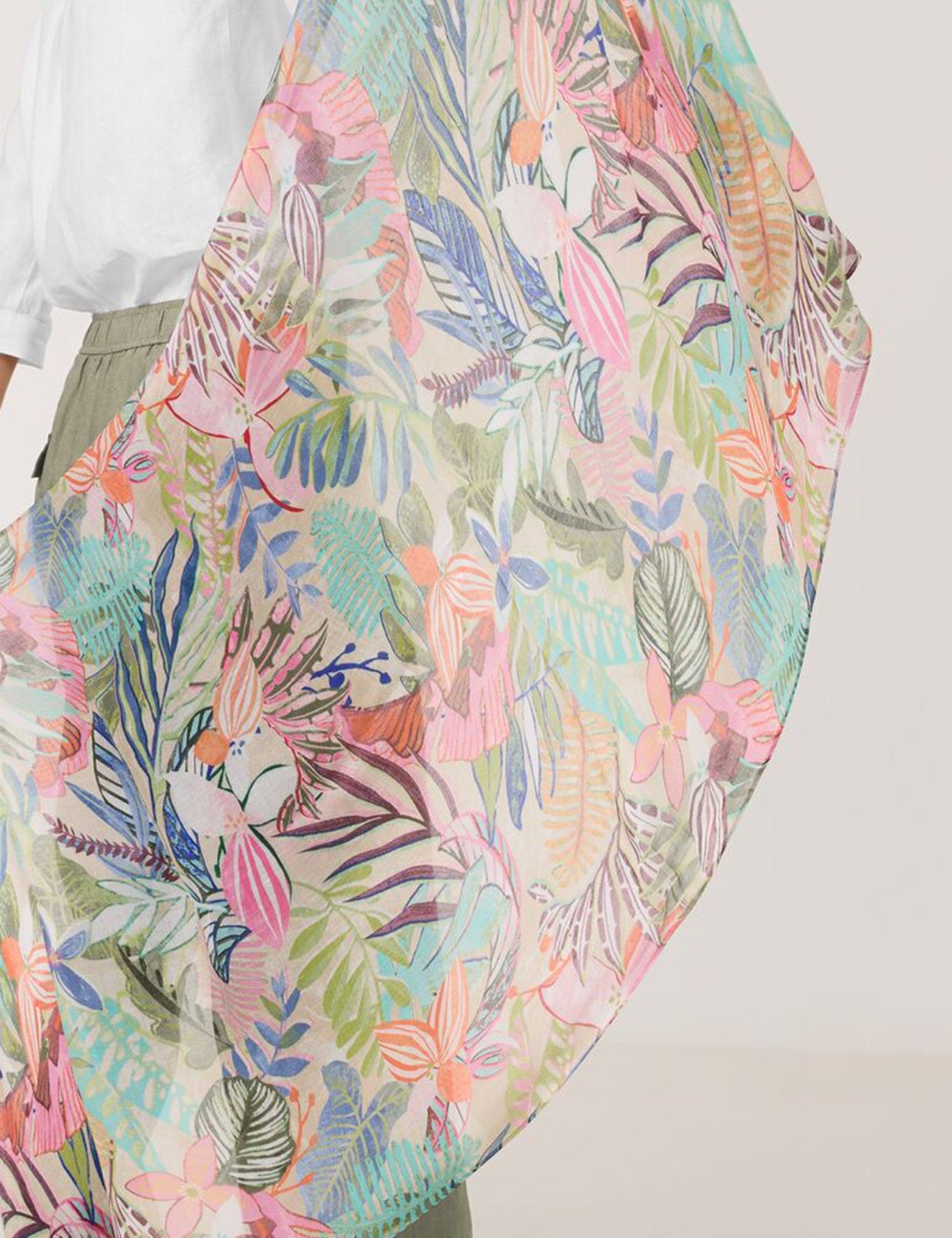 Gerry Weber_Soft Scarf with a Floral Pattern_501018-72018_5037_04