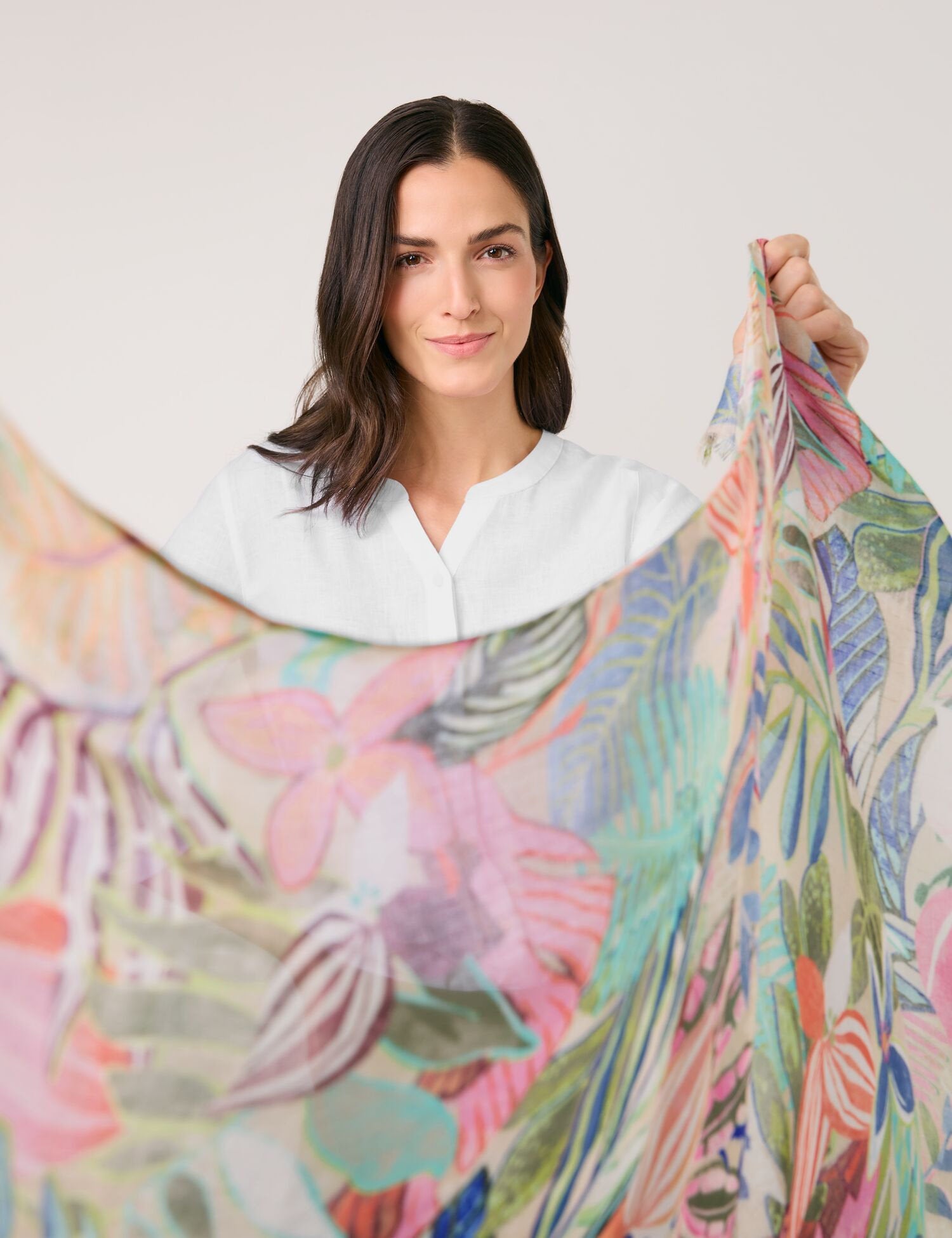 Gerry Weber_Soft Scarf with a Floral Pattern_501018-72018_5037_05