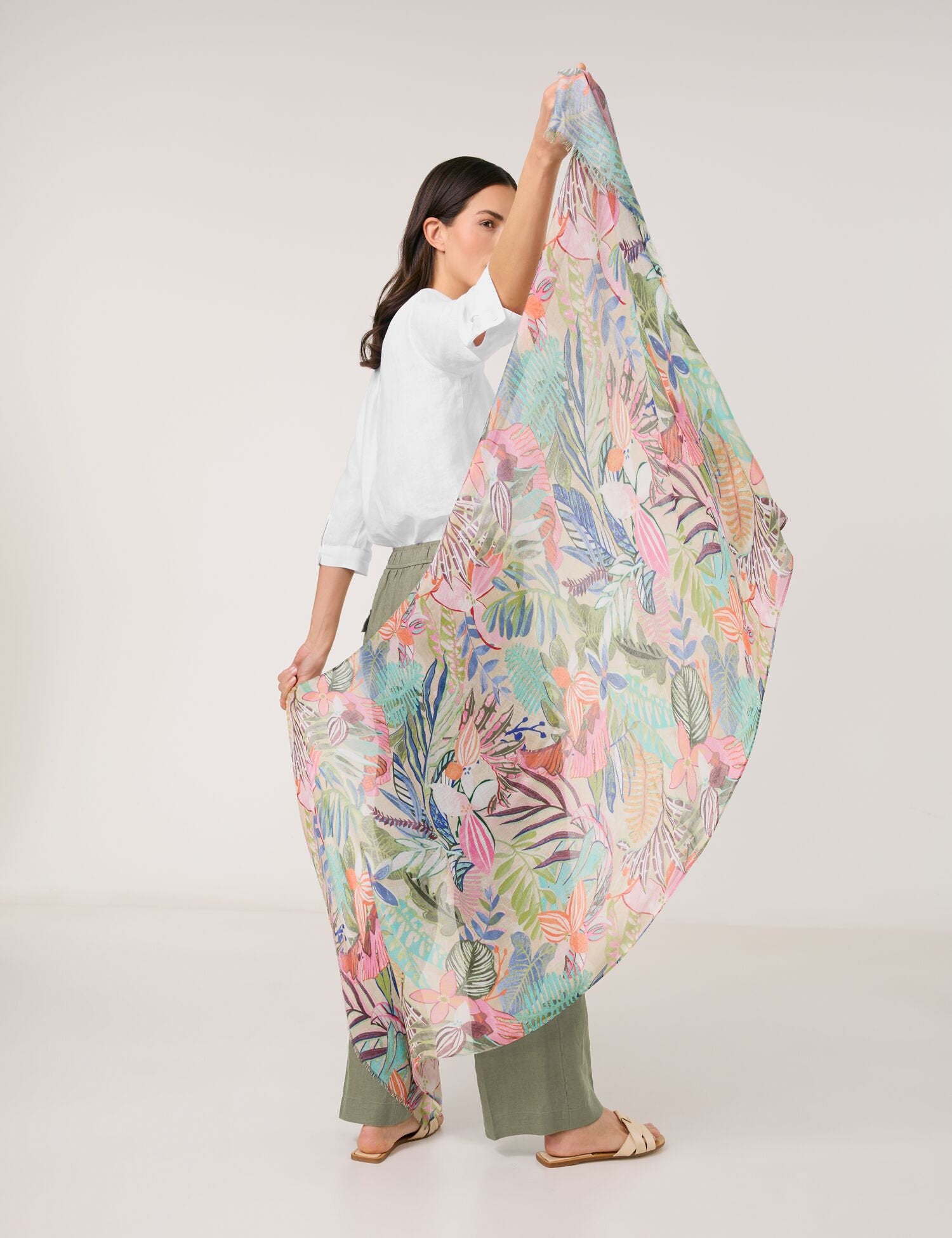 Gerry Weber_Soft Scarf with a Floral Pattern_501018-72018_5037_06