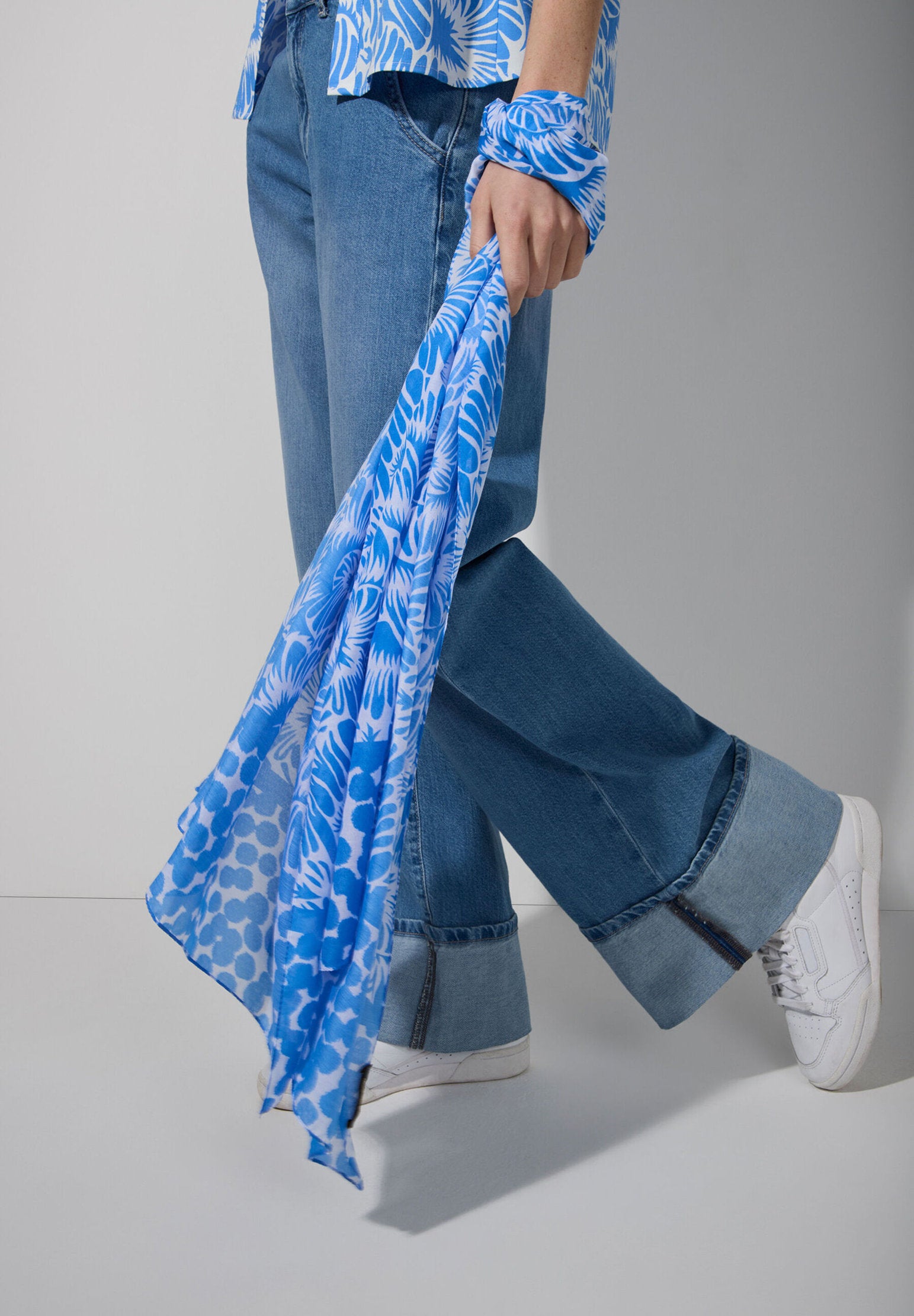 More & More_Blue/White Print Scarf_51039001_1330_01