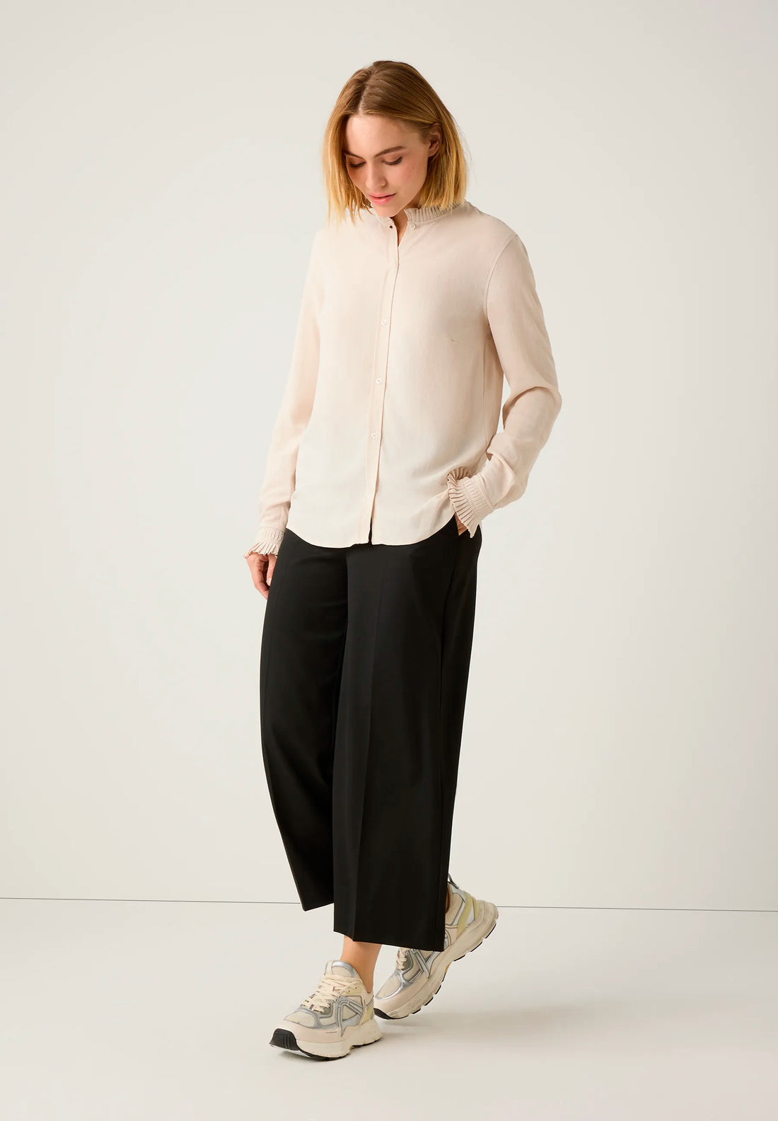 More & More_Powder Creme_Flowing Blouse with Stand-Up Collar_51102062_0031_02