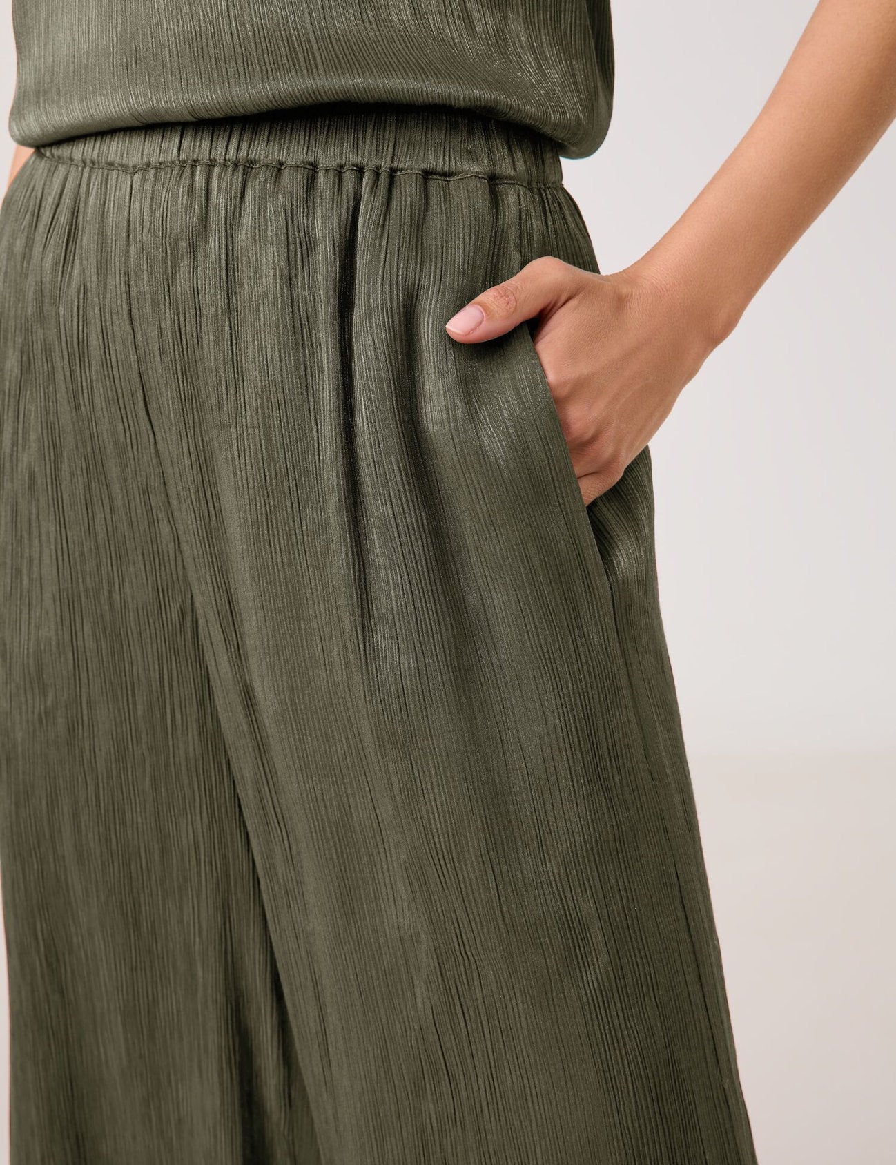 Gerry Weber_Flowing Cloth Trousers with a Crinkle Finish_520021-31230_50955_04