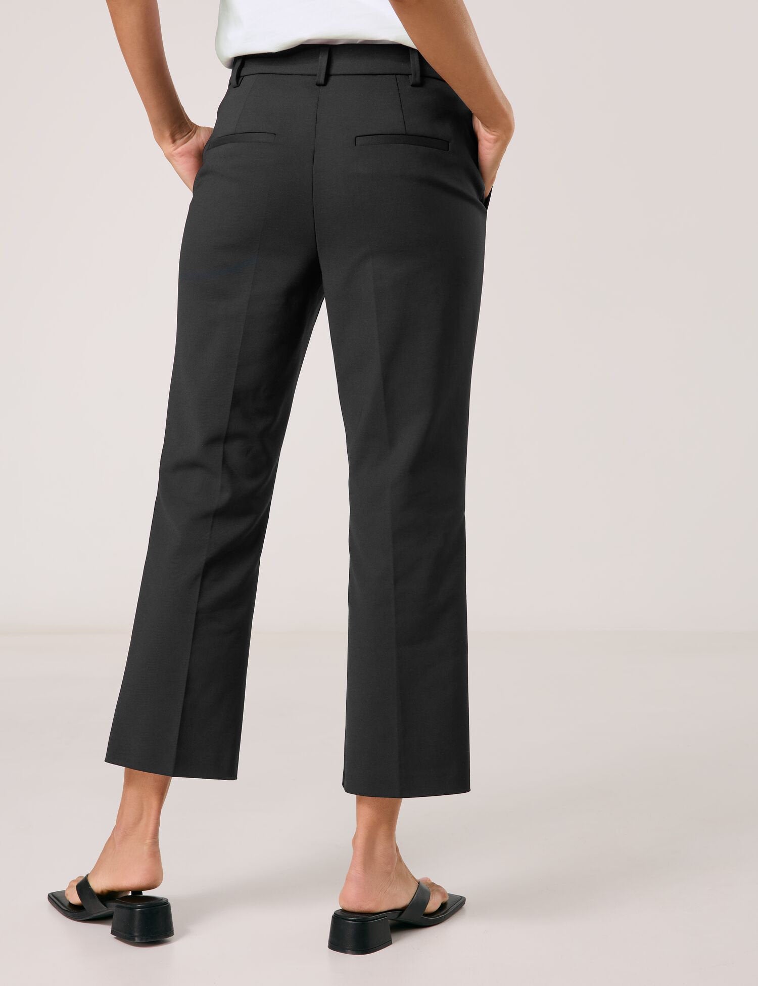 Gerry Weber_Simple 7/8-Length Trousers with Stretch For Comfort_520037-31335_11000_03