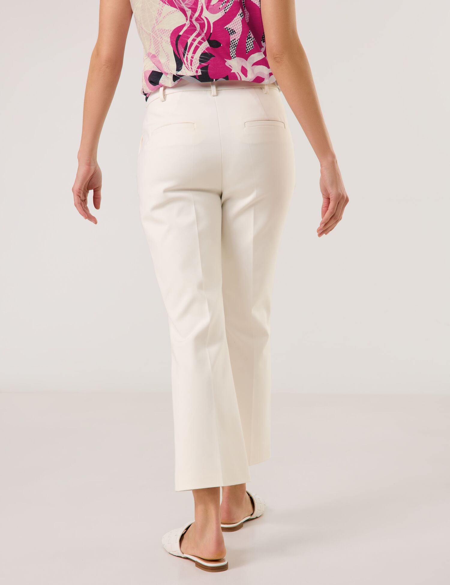 Gerry Weber_Simple 7/8-Length Trousers with Stretch For Comfort_520037-31335_90118_03