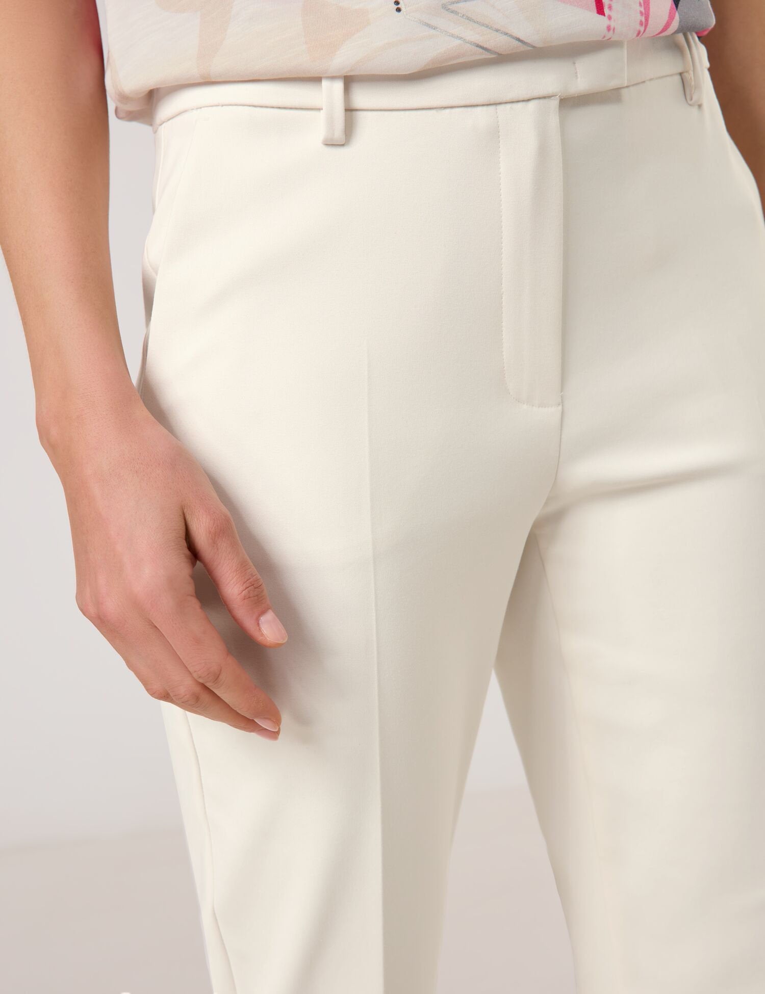 Gerry Weber_Simple 7/8-Length Trousers with Stretch For Comfort_520037-31335_90118_04