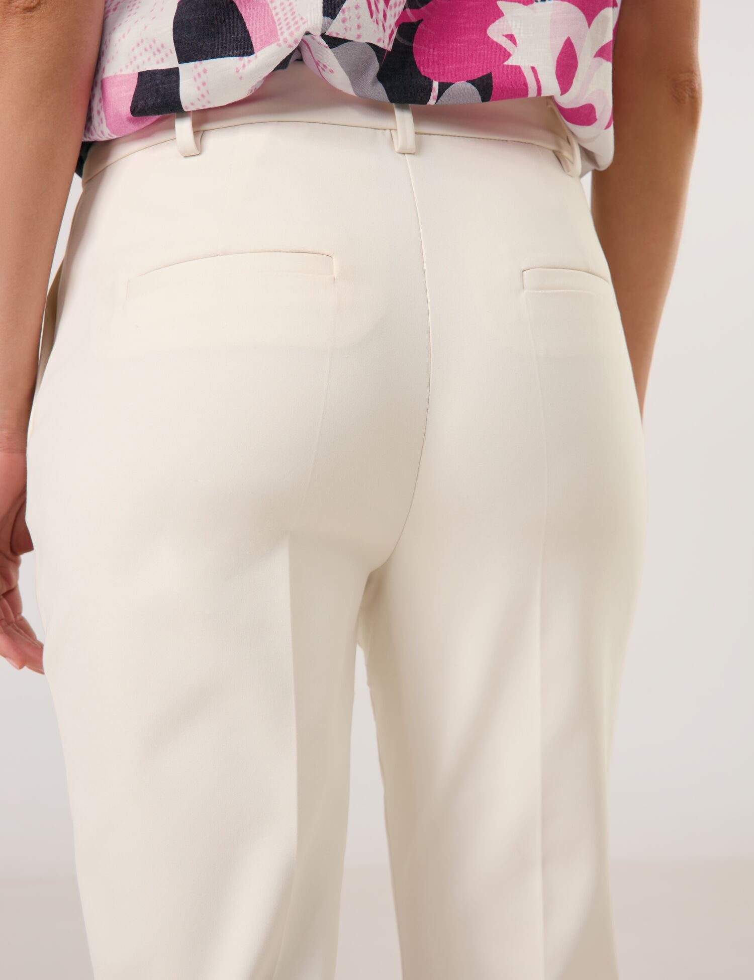 Gerry Weber_Simple 7/8-Length Trousers with Stretch For Comfort_520037-31335_90118_07