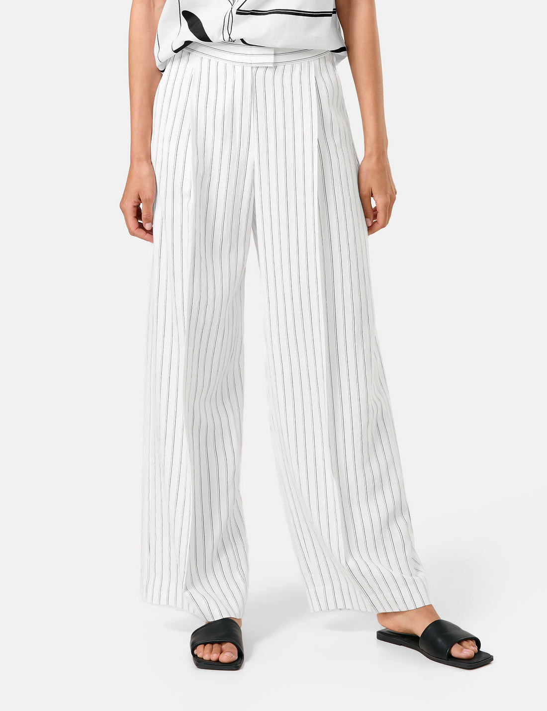 Gerry Weber_Flowing Cloth Trousers_520039-31239_9111_02