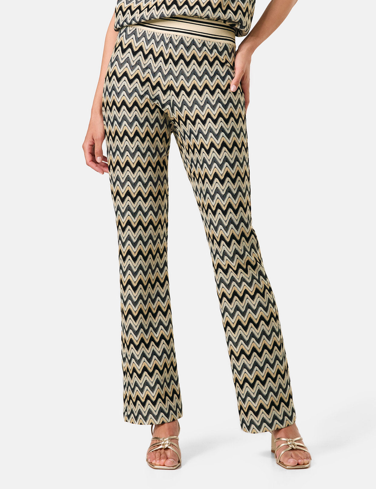 Gerry Weber_Flared Pull-On Trousers in a Crochet Look_520044-31244_9112_02