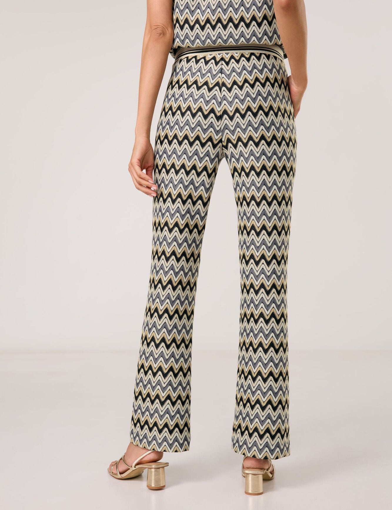 Gerry Weber_Flared Pull-On Trousers in a Crochet Look_520044-31244_9112_03