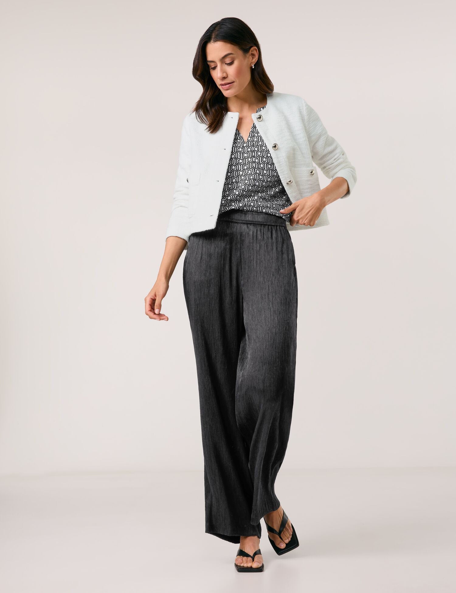 Gerry Weber_Flowing Slip-On Trousers with a Crinkle Effect_520045-31243_11000_01