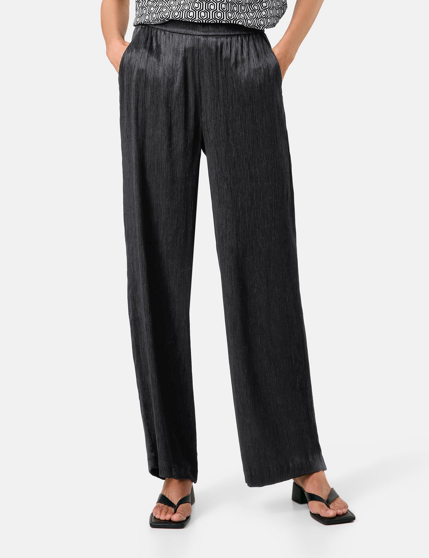 Gerry Weber_Flowing Slip-On Trousers with a Crinkle Effect_520045-31243_11000_02