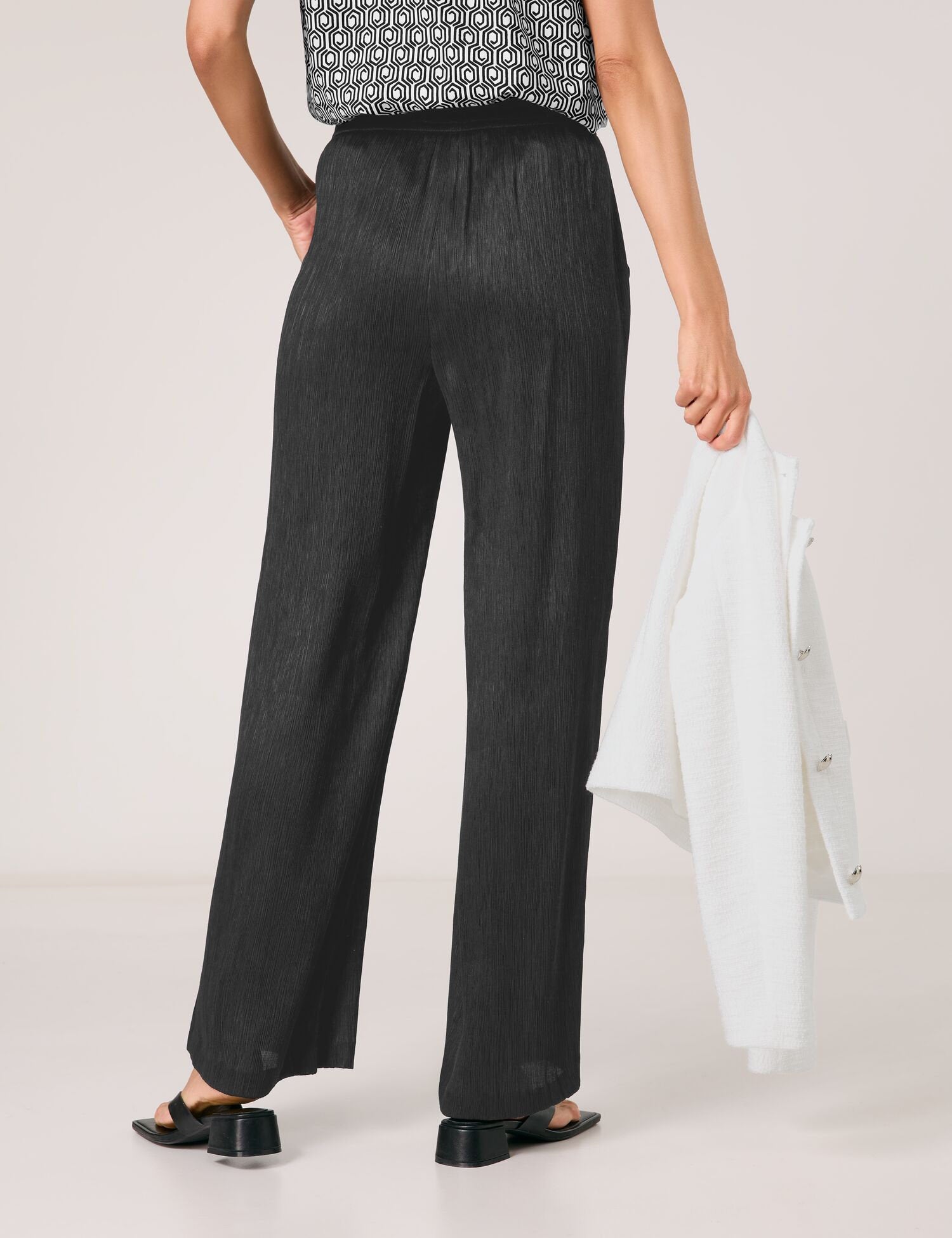 Gerry Weber_Flowing Slip-On Trousers with a Crinkle Effect_520045-31243_11000_03