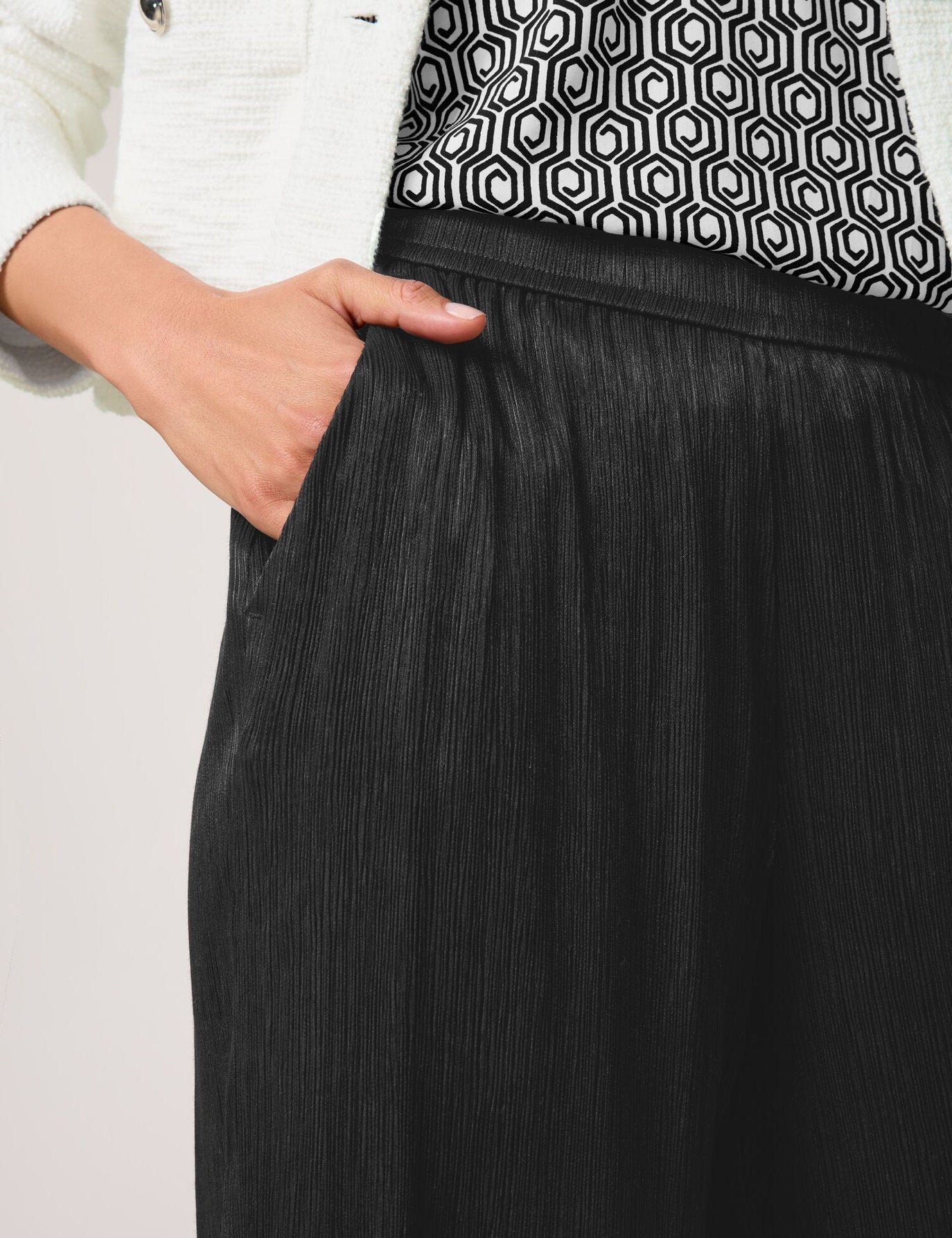 Gerry Weber_Flowing Slip-On Trousers with a Crinkle Effect_520045-31243_11000_04