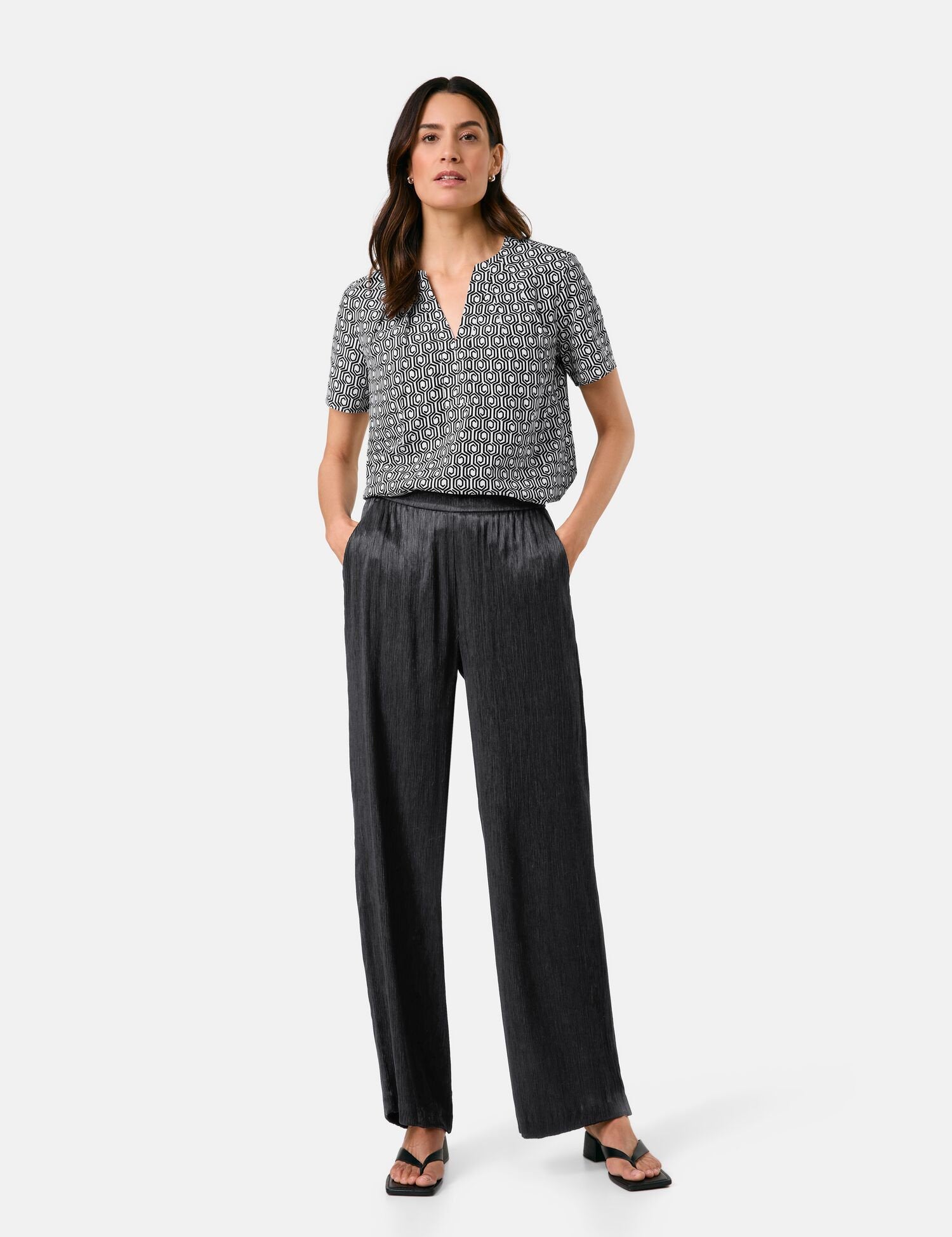 Gerry Weber_Flowing Slip-On Trousers with a Crinkle Effect_520045-31243_11000_07