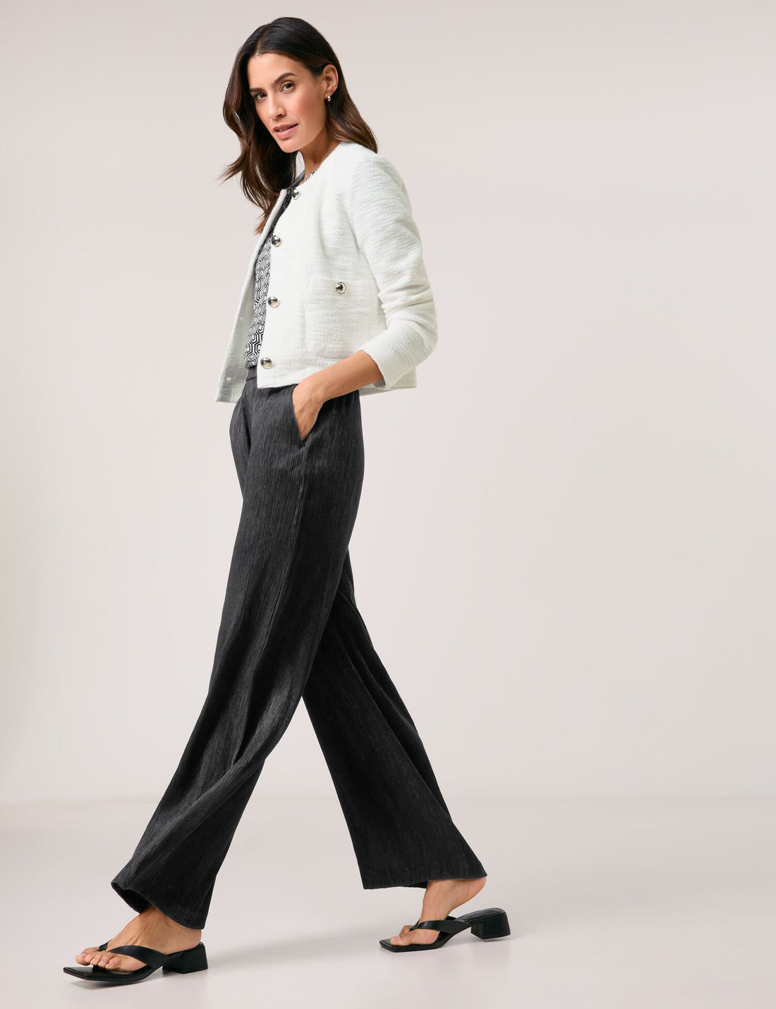 Gerry Weber_Flowing Slip-On Trousers with a Crinkle Effect_520045-31243_11000_08
