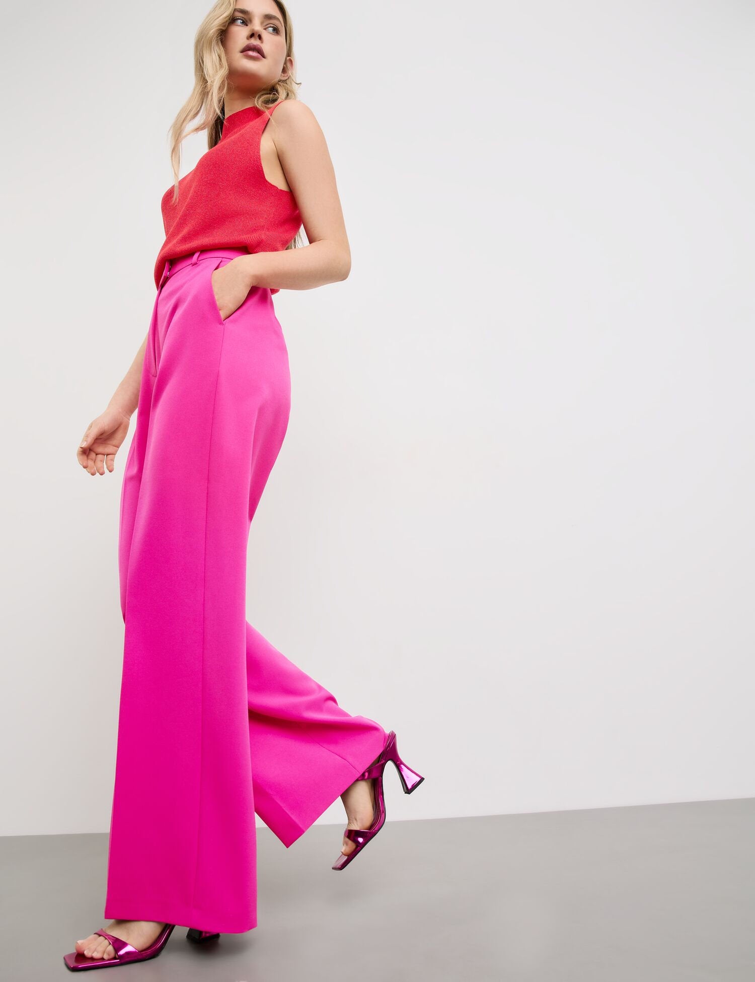 Elegant Trousers With A Wide Leg_520334-11081_3350_05