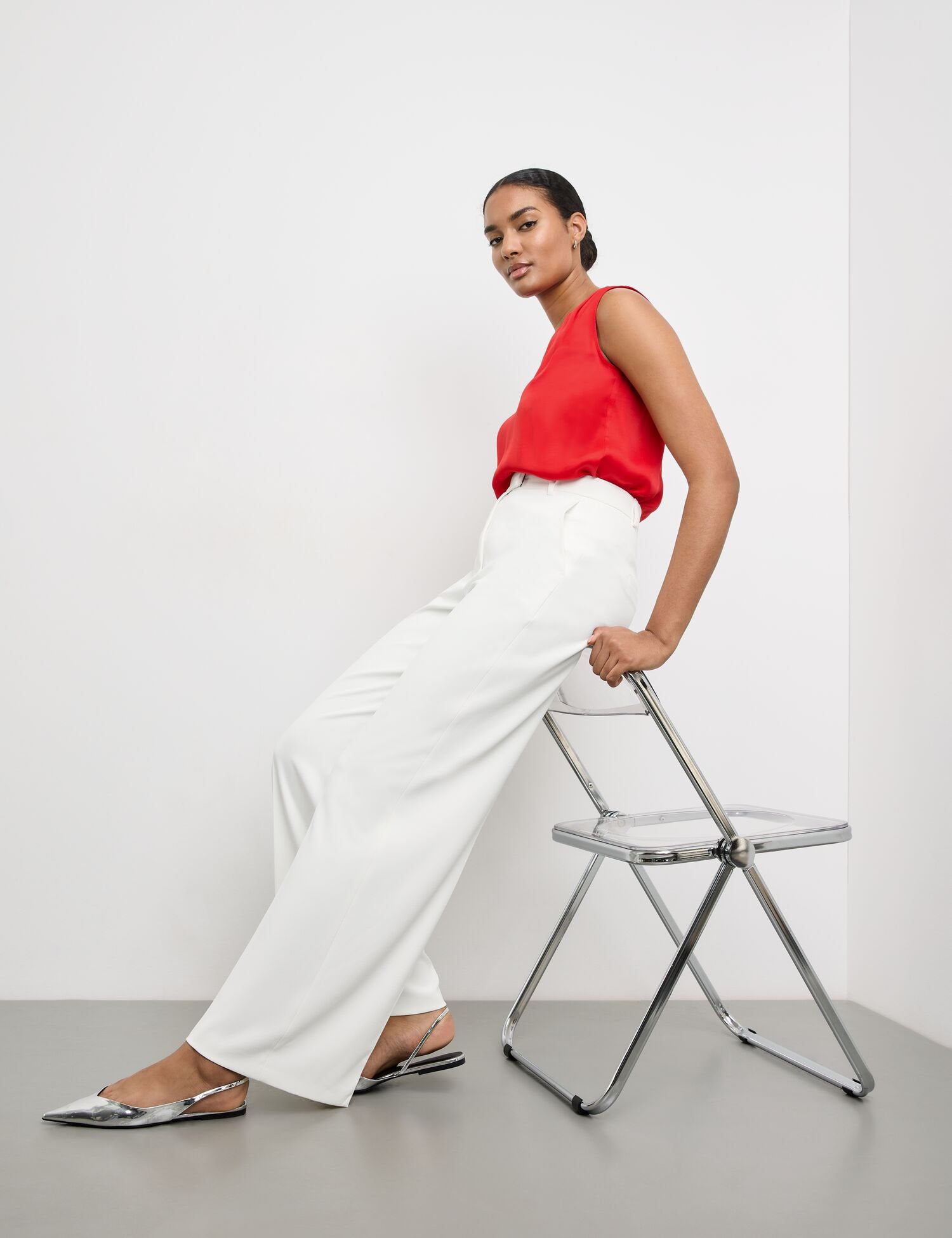 Elegant Trousers With A Wide Leg_520334-11081_9600_05