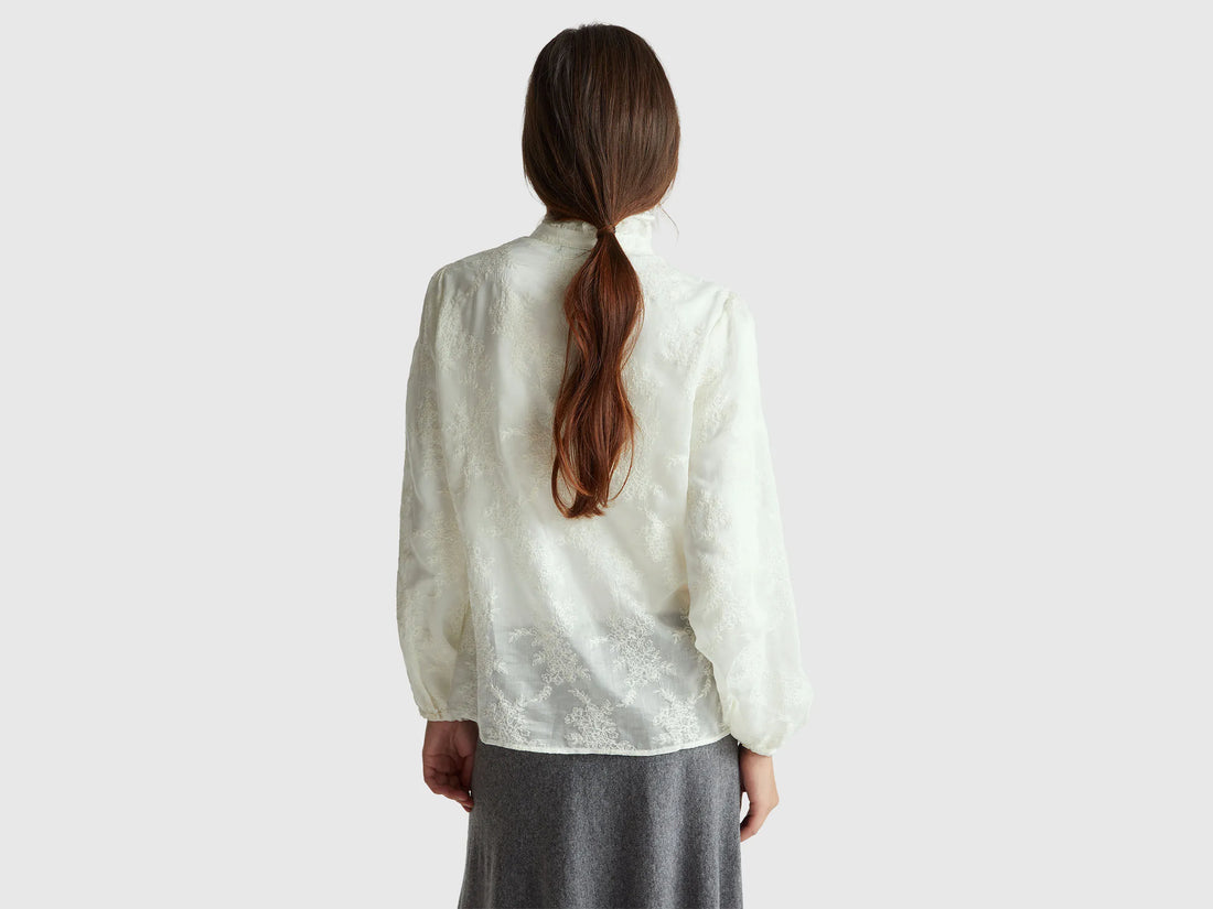 Benetton_Creamy White_Embroidered Blouse with Ruffled Collar_52WNDQ0CQ_901_02