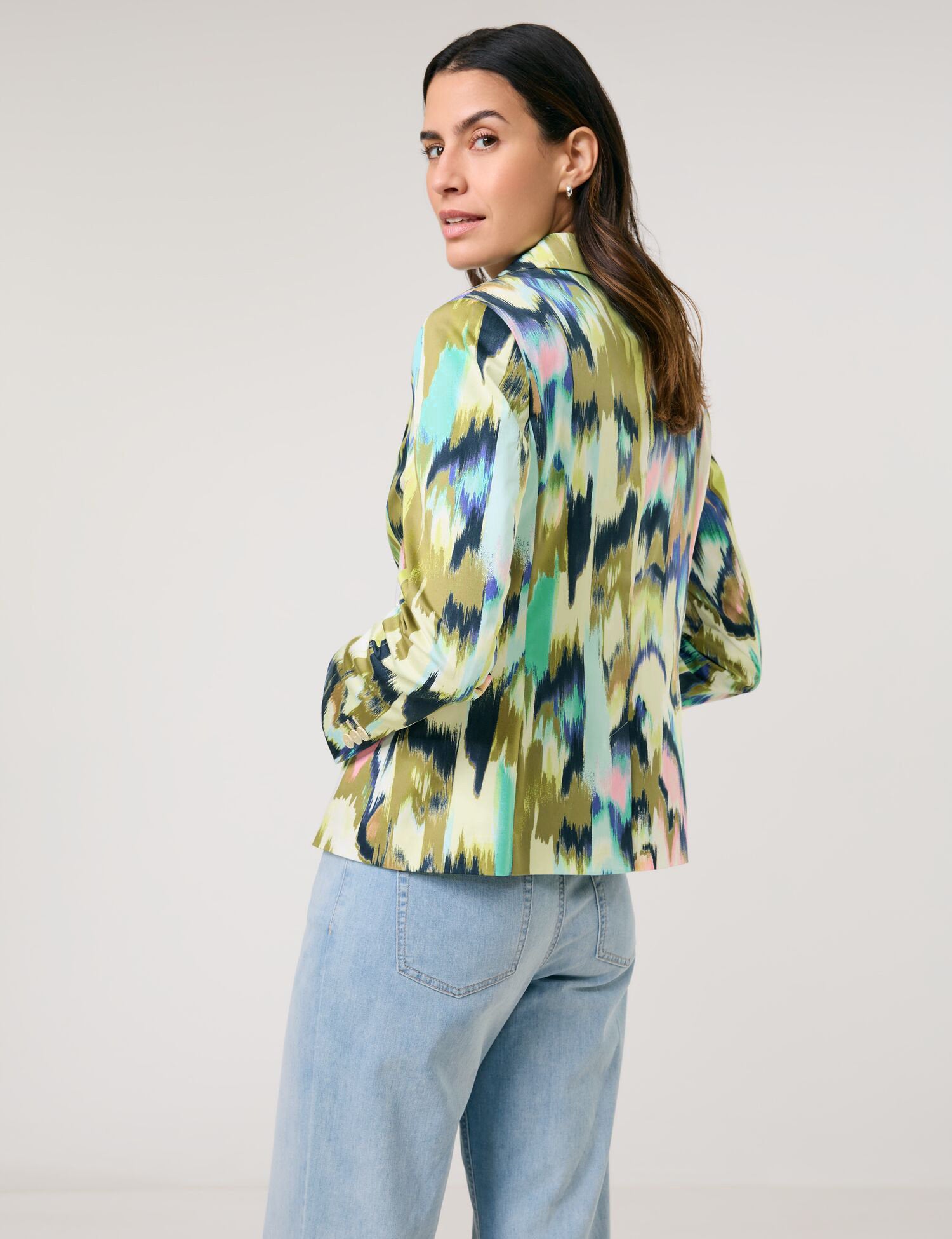 Gerry Weber_Fashionable Blazer with an All-Over Pattern_530027-31515_9036_06