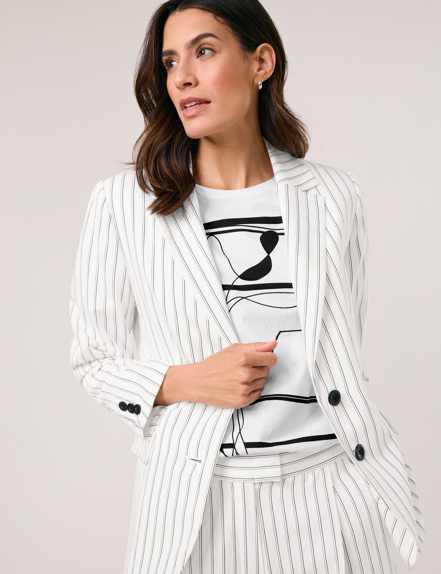 Gerry Weber_Fashionable Blazer with Pinstripes_530034-31239_9111_01