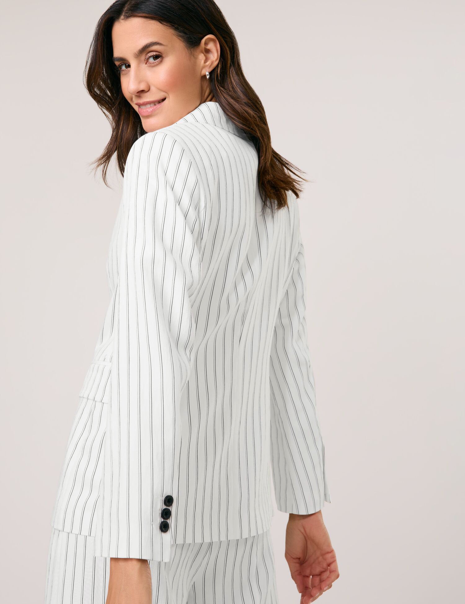Gerry Weber_Fashionable Blazer with Pinstripes_530034-31239_9111_03