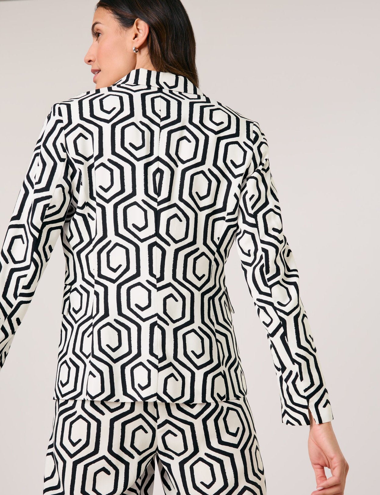 Gerry Weber_Sustainable Blazer with an All-Over Pattern_530042-31430_9069_03