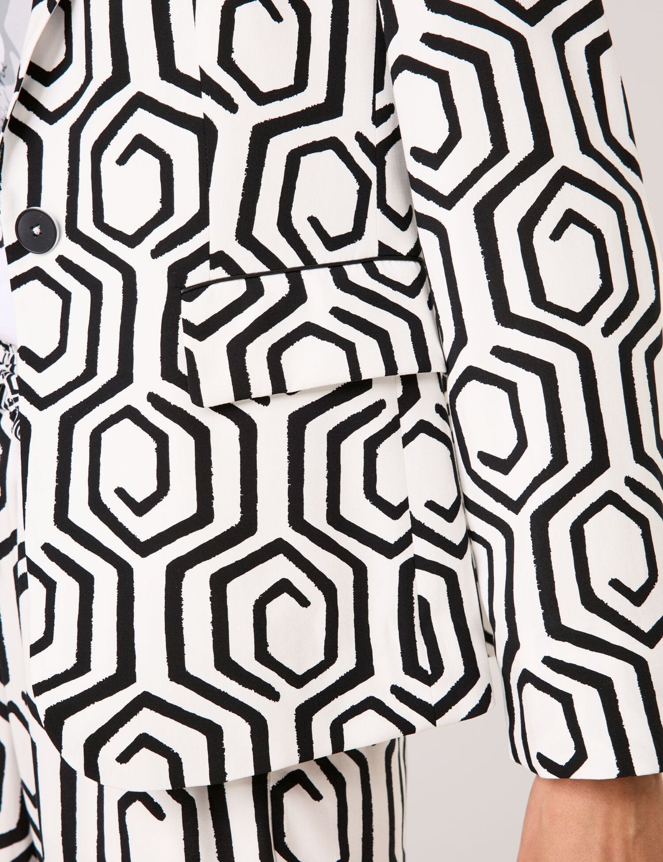 Gerry Weber_Sustainable Blazer with an All-Over Pattern_530042-31430_9069_06