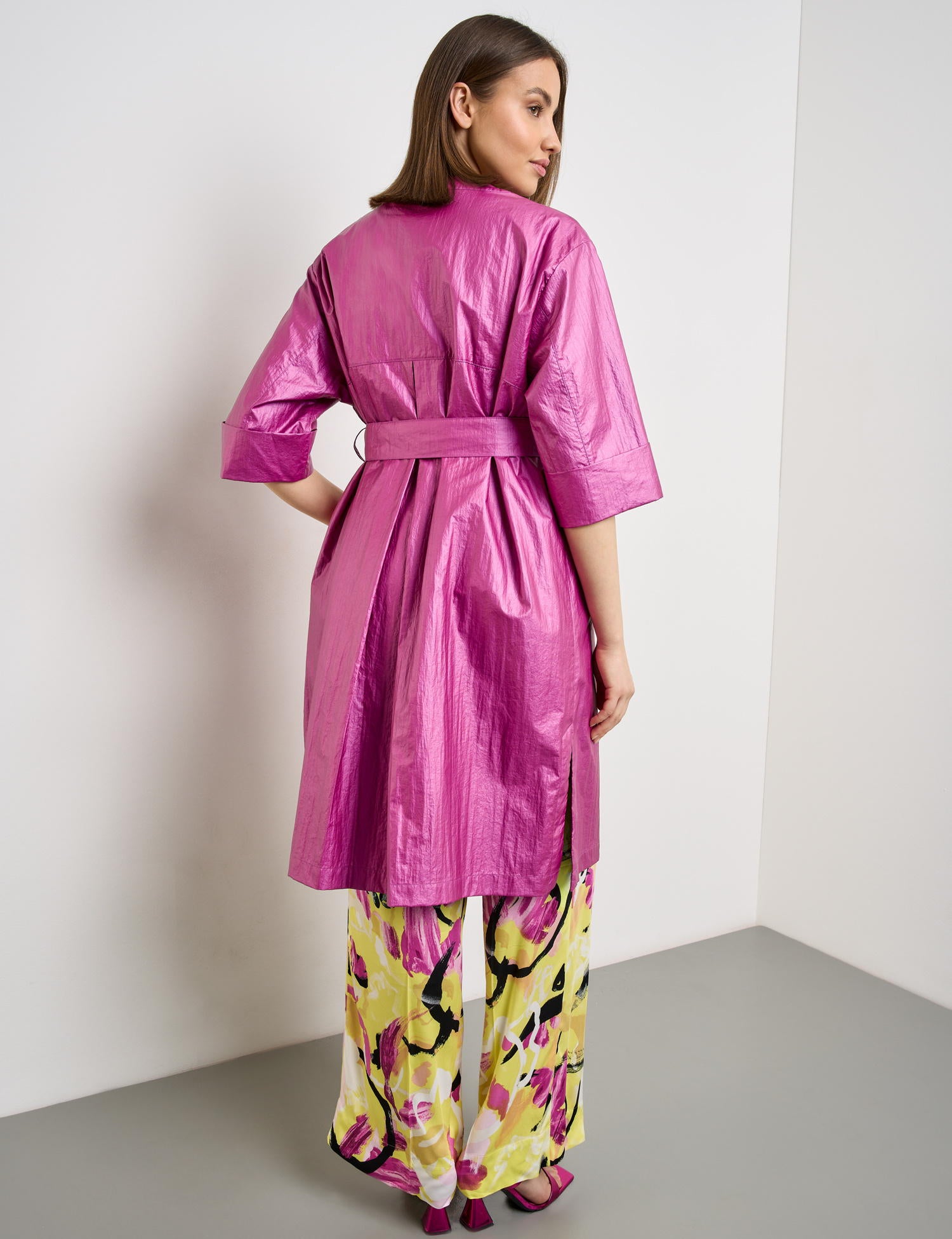 Lightweight Coat With A Shiny Finish_550301-11504_3420_06