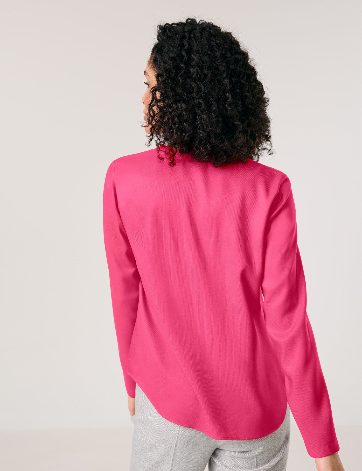 Gerry Weber_Sustainable Blouse with a Notch Neckline_560002-31410_30341_06