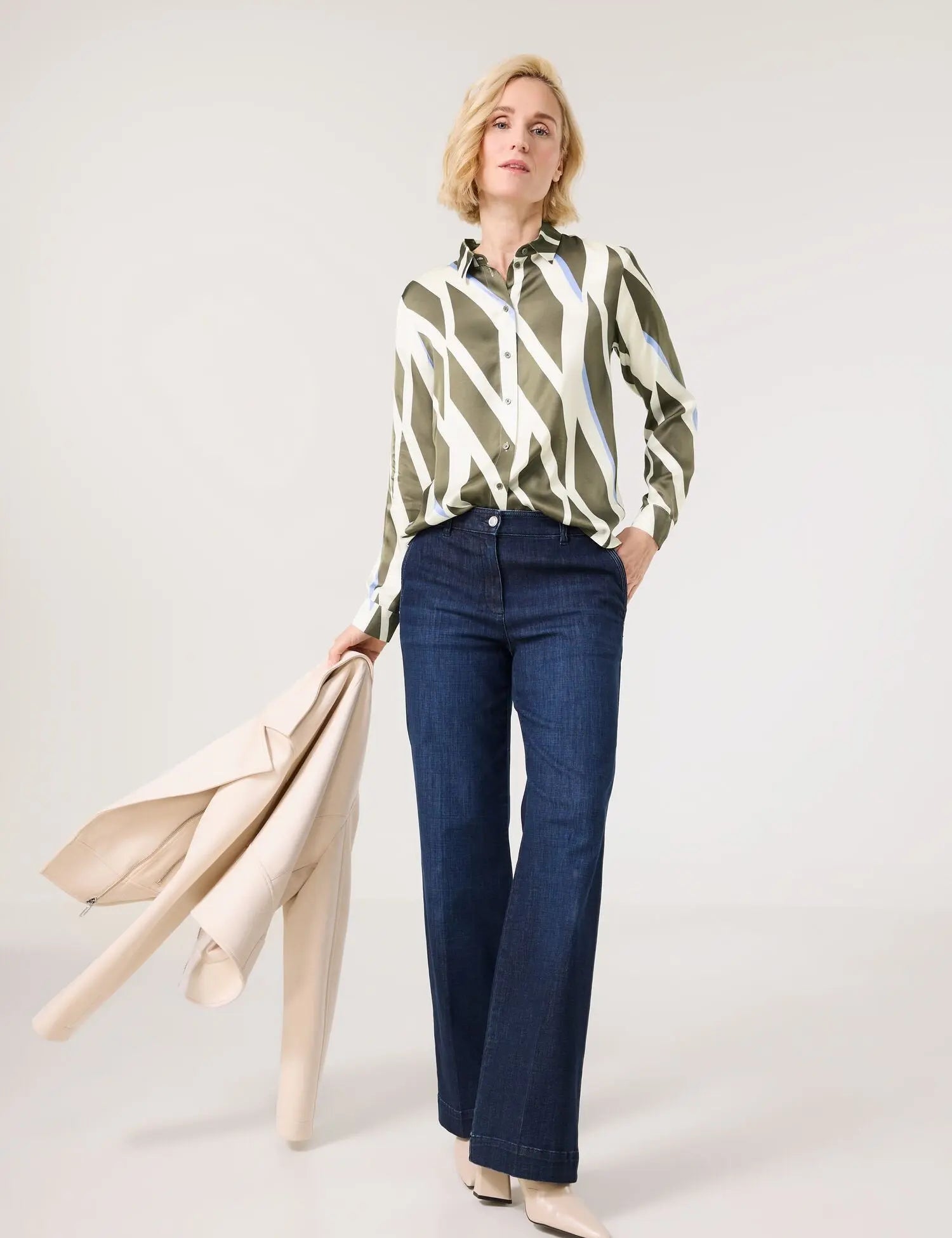 Gerry Weber_Flowing Long Sleeve Blouse with Hem Slits_560008-31403_5003_05