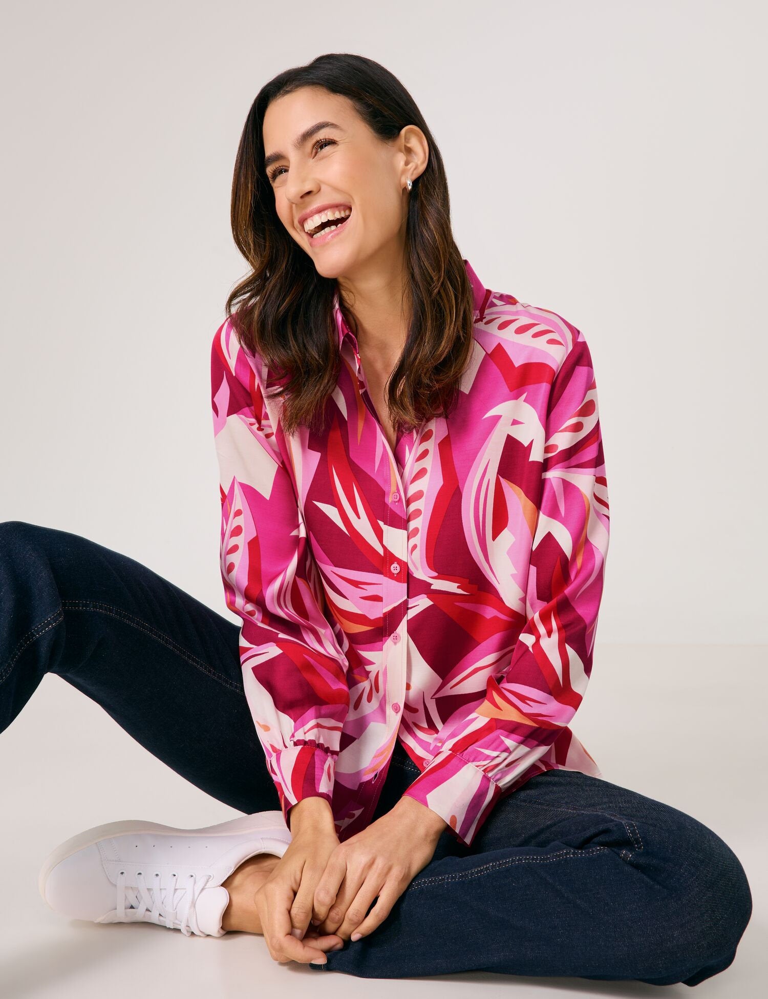 Gerry Weber_Satin Blouse with a Floral Pattern_560020-31452_6002_02