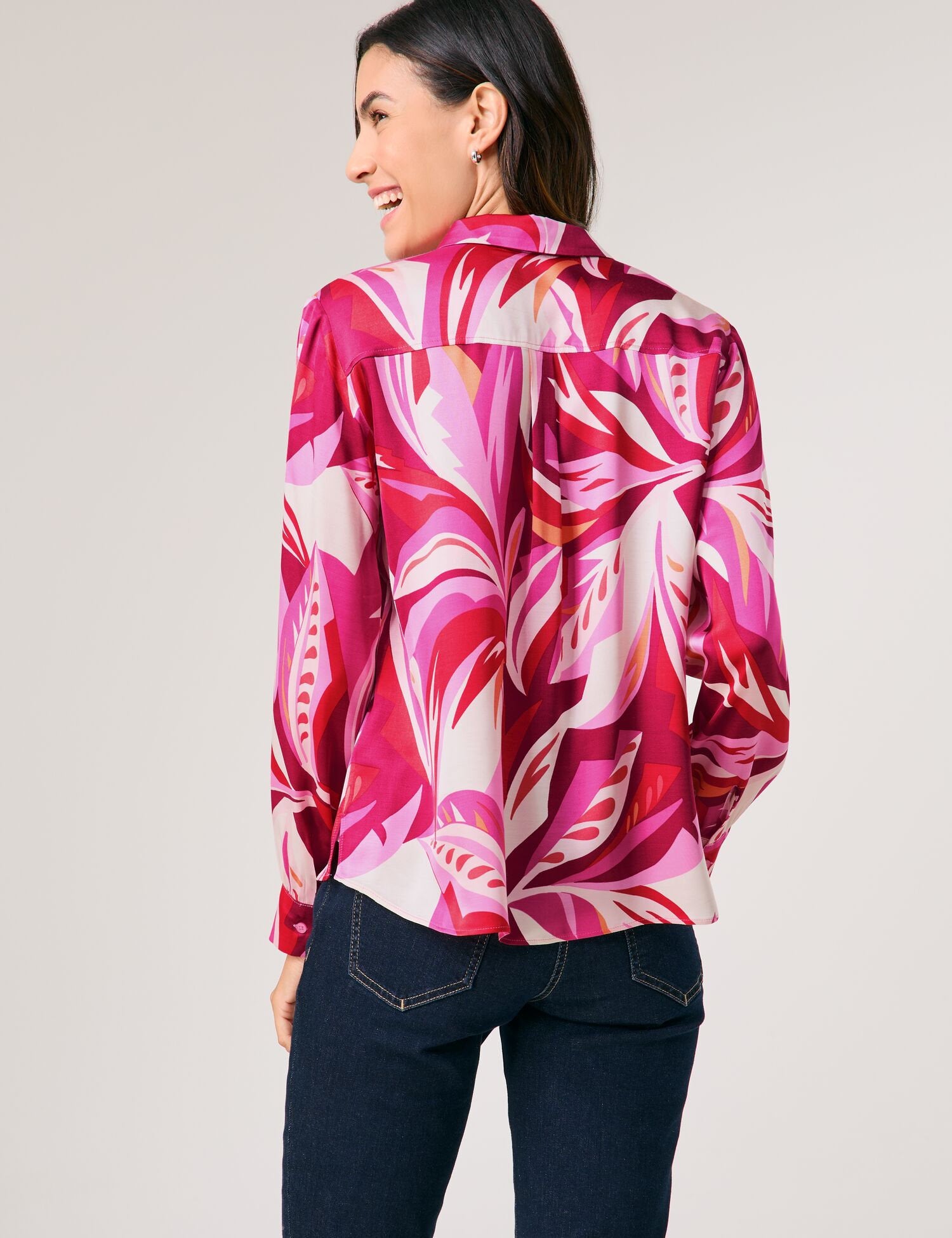 Gerry Weber_Satin Blouse with a Floral Pattern_560020-31452_6002_07