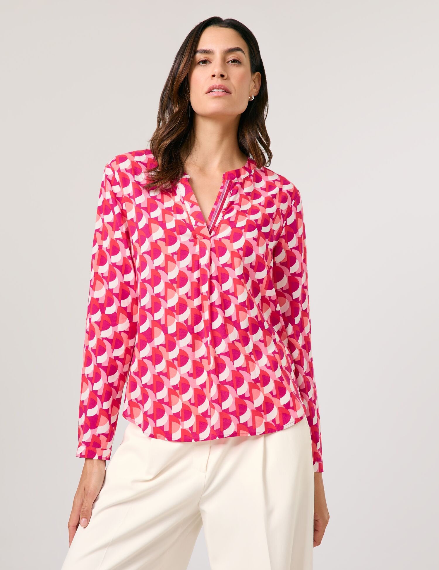 Gerry Weber_Flowing Long Sleeve Blouse with an All-Over Pattern_560026-31455_3009_01