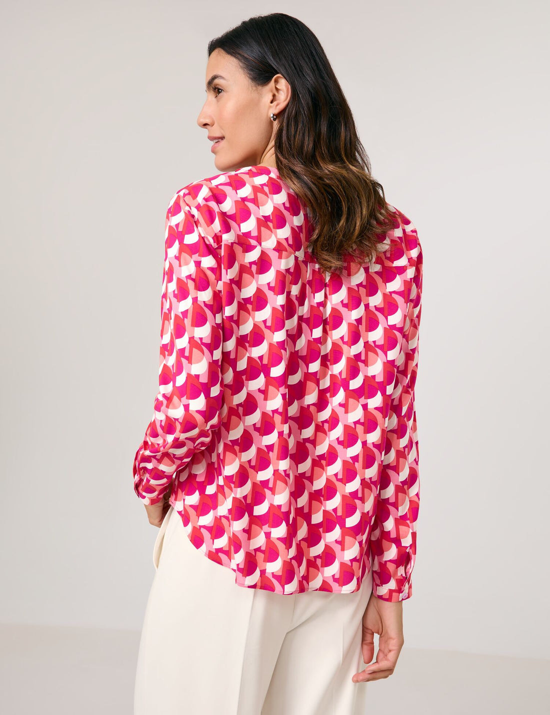 Gerry Weber_Flowing Long Sleeve Blouse with an All-Over Pattern_560026-31455_3009_02