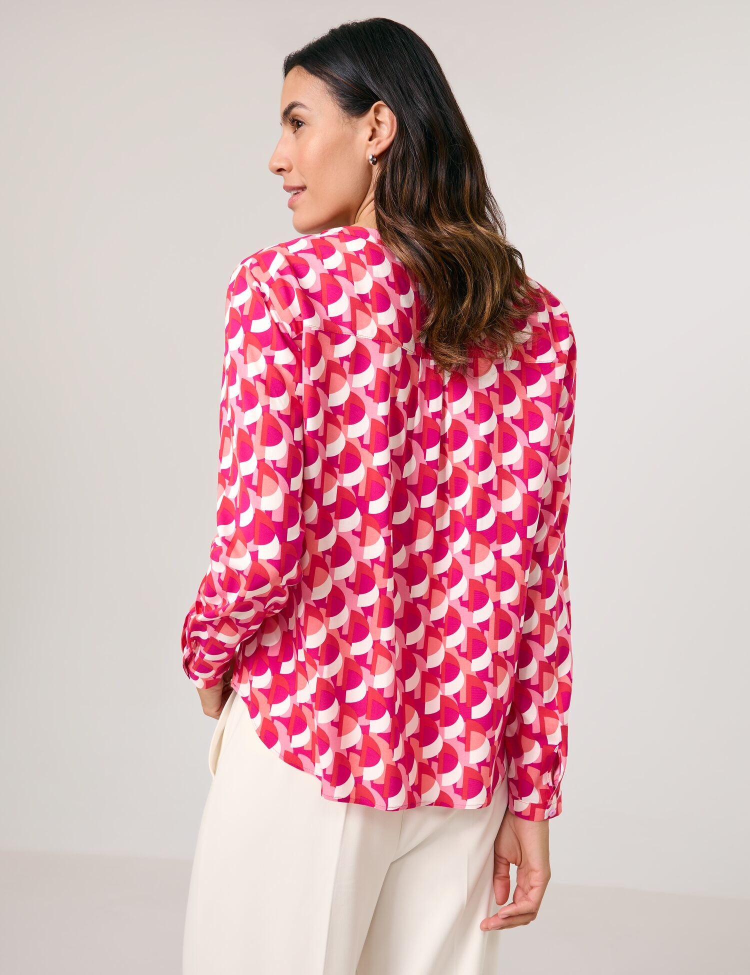 Gerry Weber_Flowing Long Sleeve Blouse with an All-Over Pattern_560026-31455_3009_02