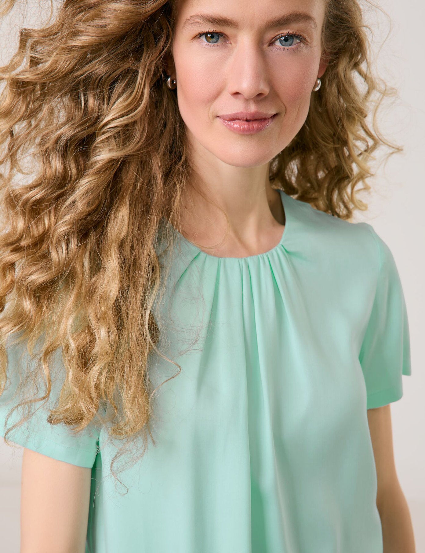 Gerry Weber_Flowing Blouse Top with Pleated Details_560034-31509_80099_04