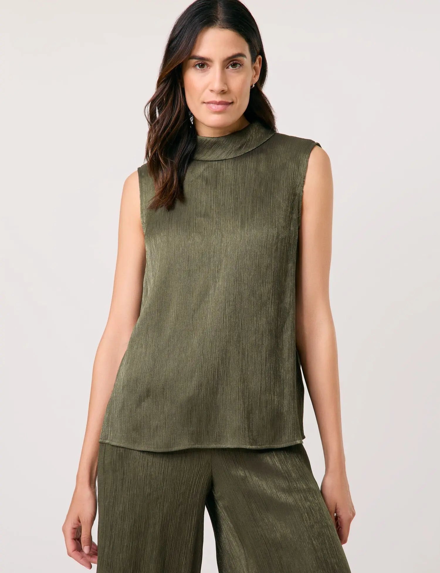 Gerry Weber_Sleeveless Blouse with a Crinkle Finish_560051-31230_50955_01