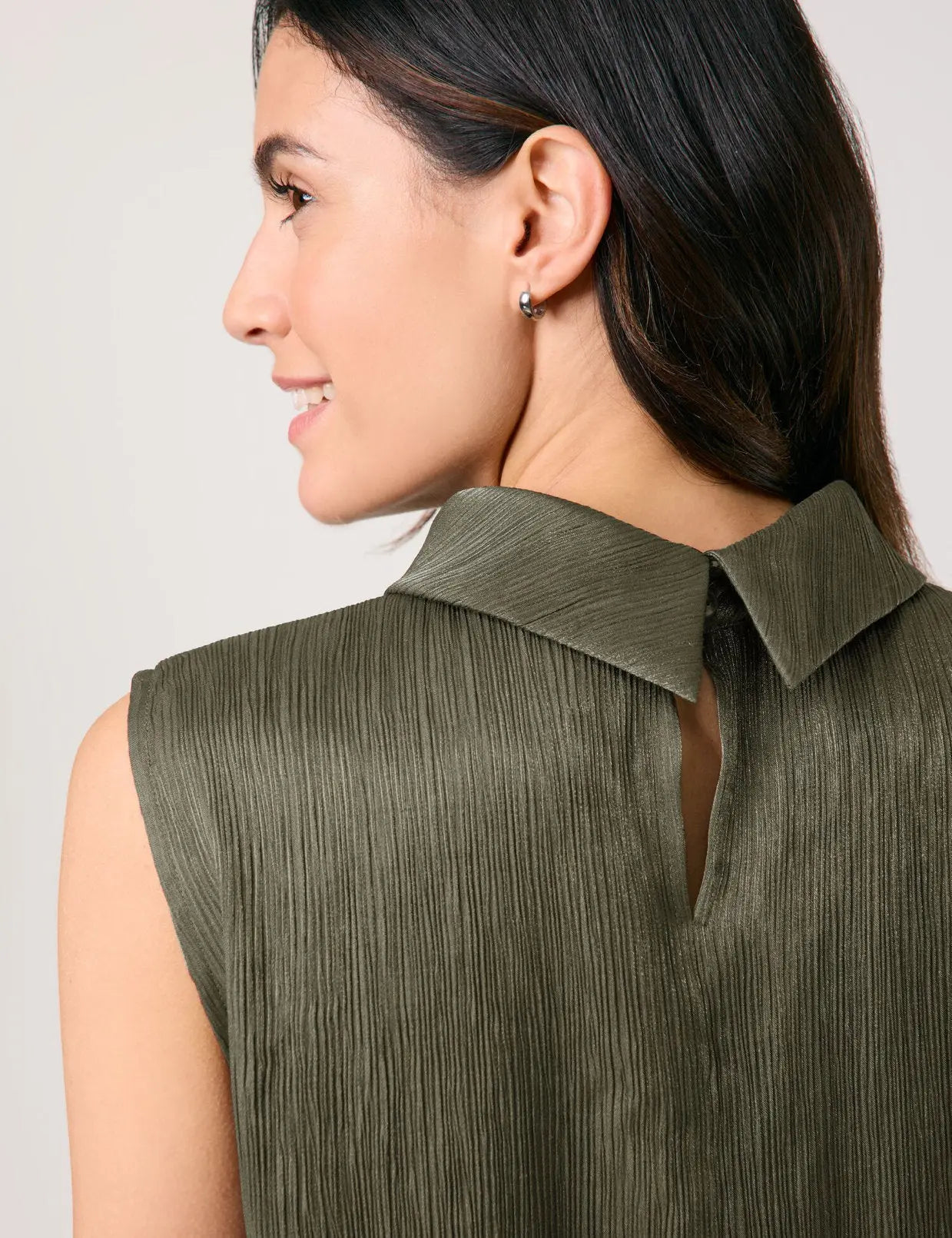 Gerry Weber_Sleeveless Blouse with a Crinkle Finish_560051-31230_50955_04