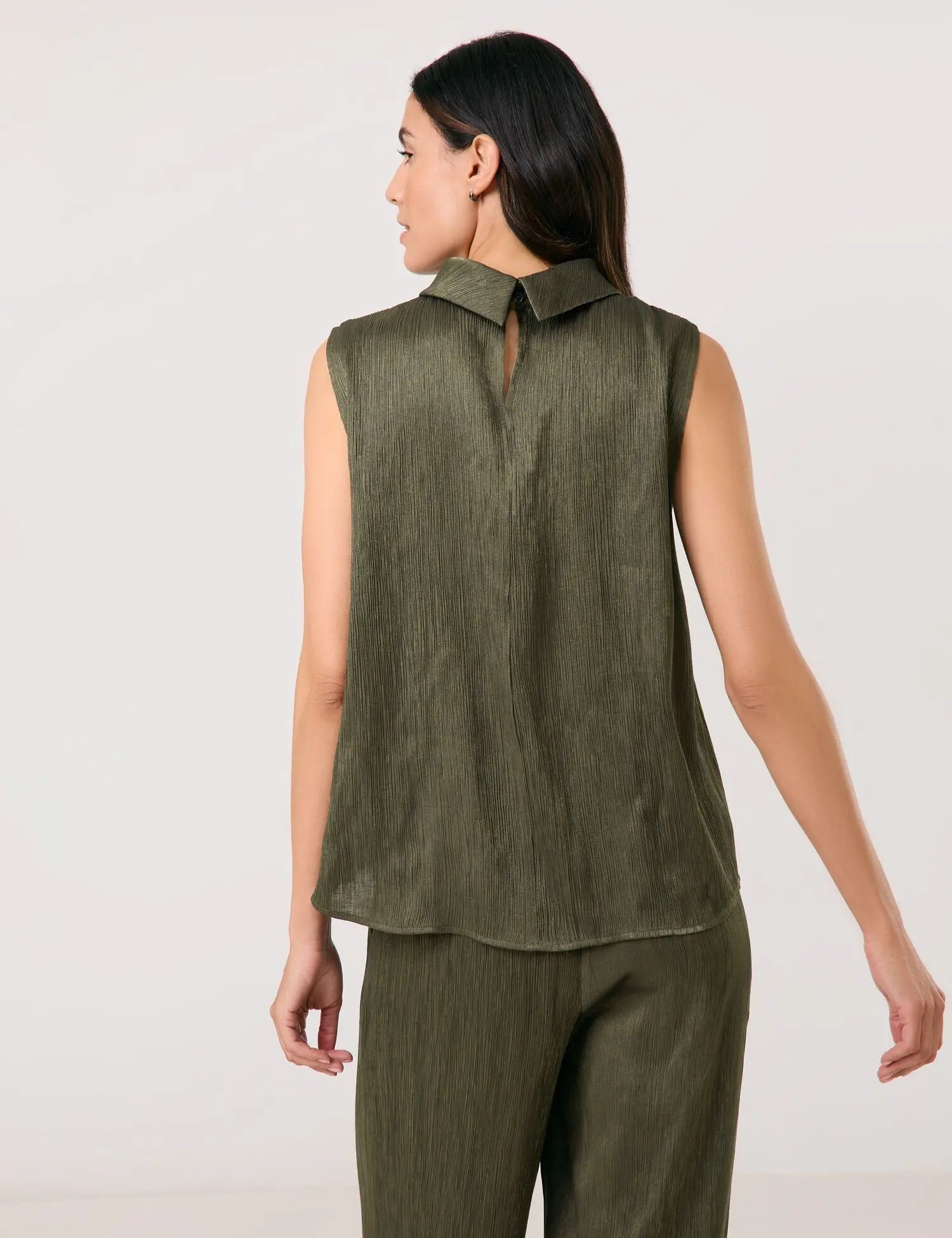 Gerry Weber_Sleeveless Blouse with a Crinkle Finish_560051-31230_50955_05