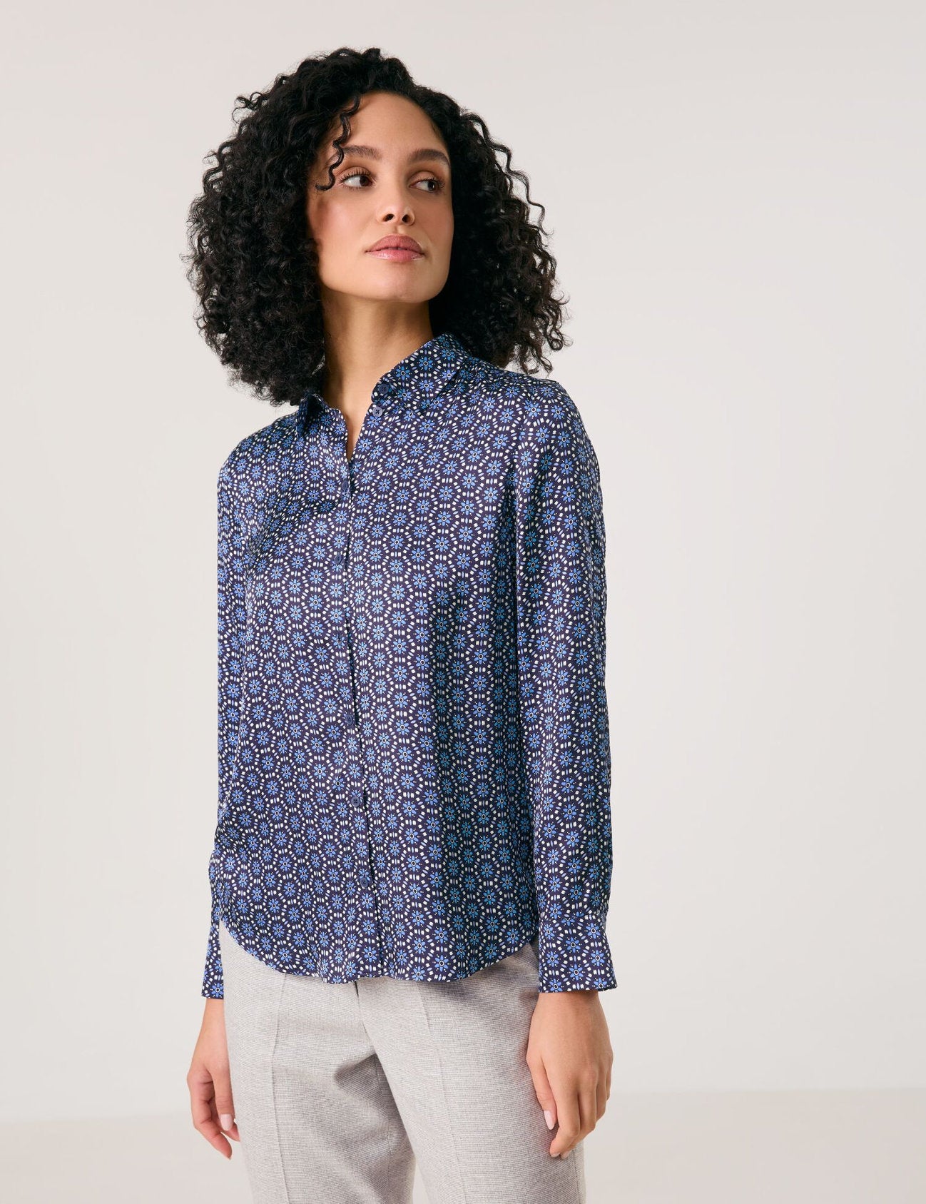 Gerry Weber_Sustainable Shirt Blouse with an All-Over Pattern_560058-31412_8001_01