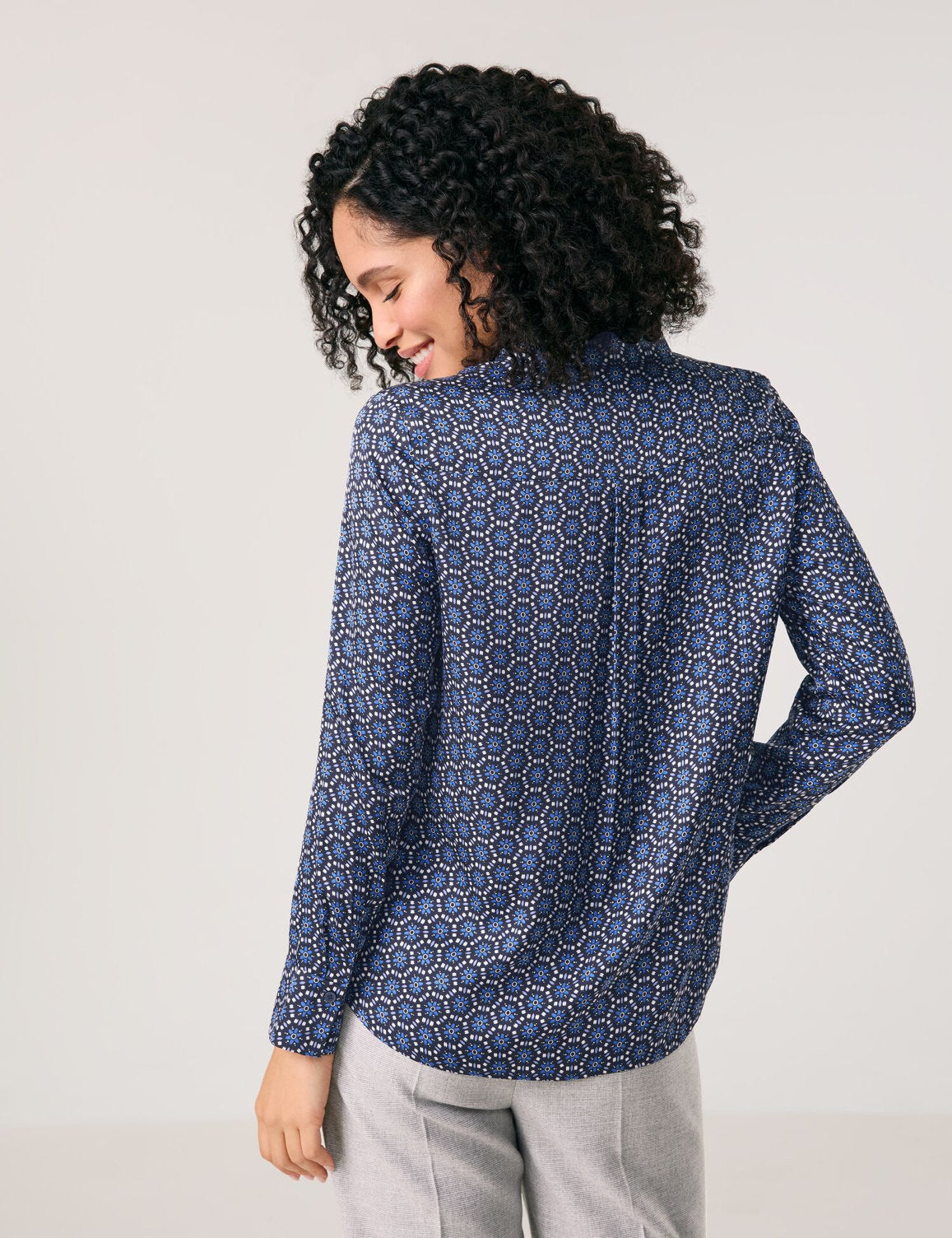 Gerry Weber_Sustainable Shirt Blouse with an All-Over Pattern_560058-31412_8001_06