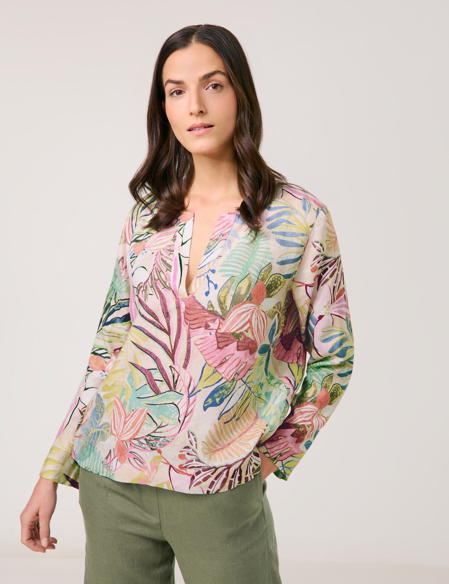 Gerry Weber_Tunic Blouse Made of Pure Linen with an All-Over Floral Pattern_560062-31476_5037_01