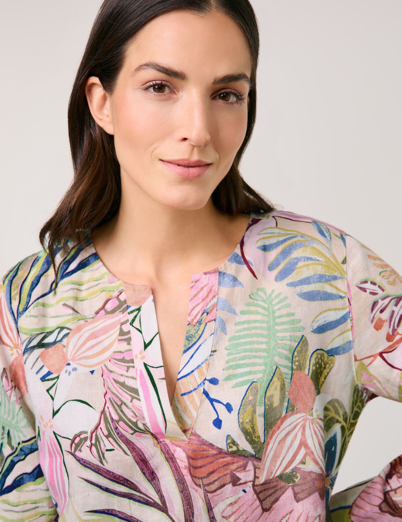 Gerry Weber_Tunic Blouse Made of Pure Linen with an All-Over Floral Pattern_560062-31476_5037_04