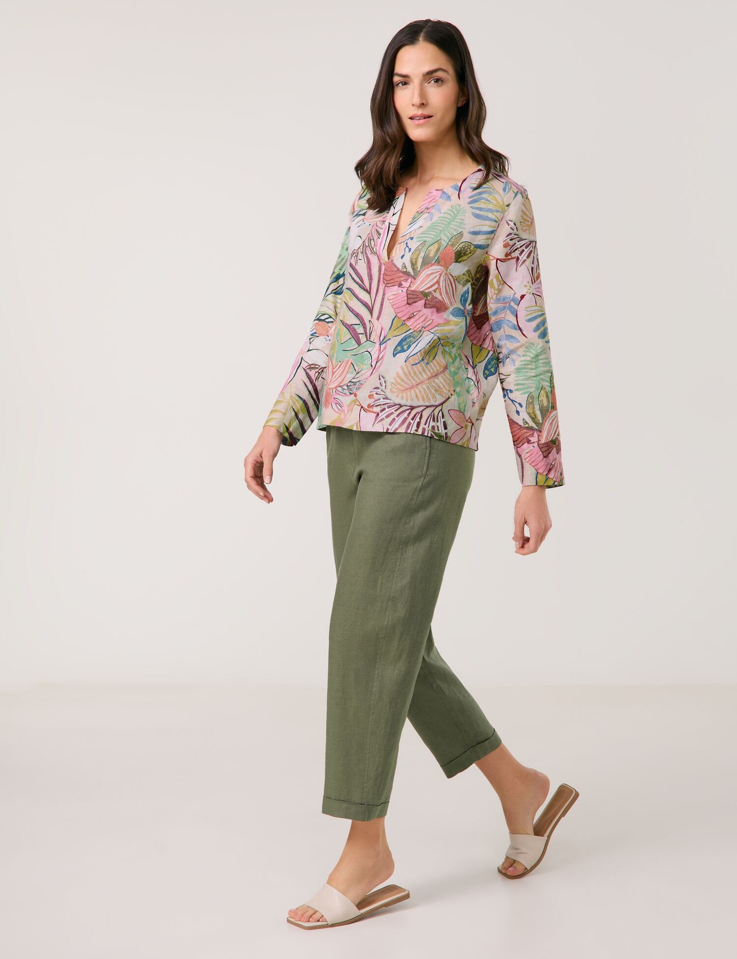 Gerry Weber_Tunic Blouse Made of Pure Linen with an All-Over Floral Pattern_560062-31476_5037_05
