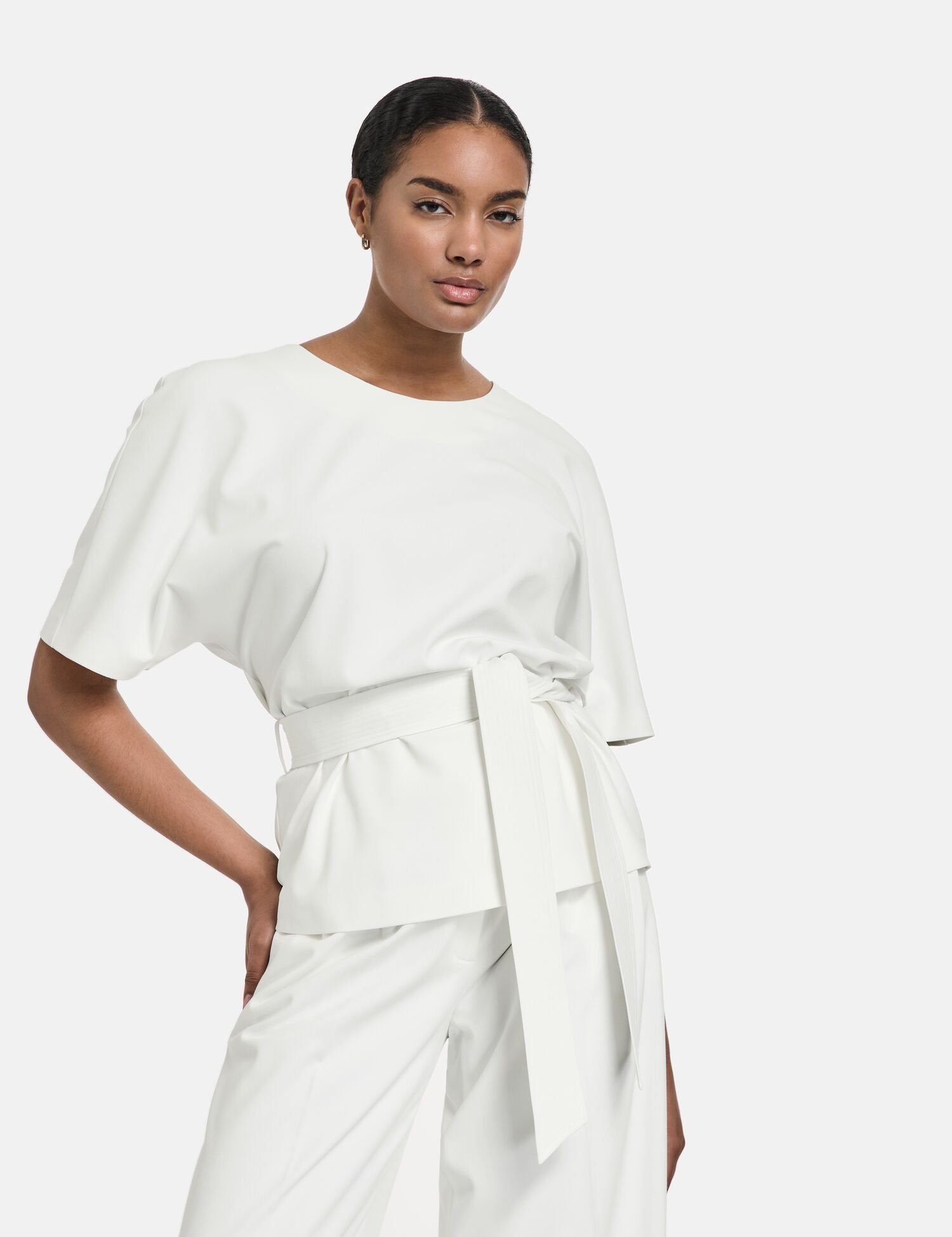 Blouse With A Tie-Around Belt_560387-11089_9700_01