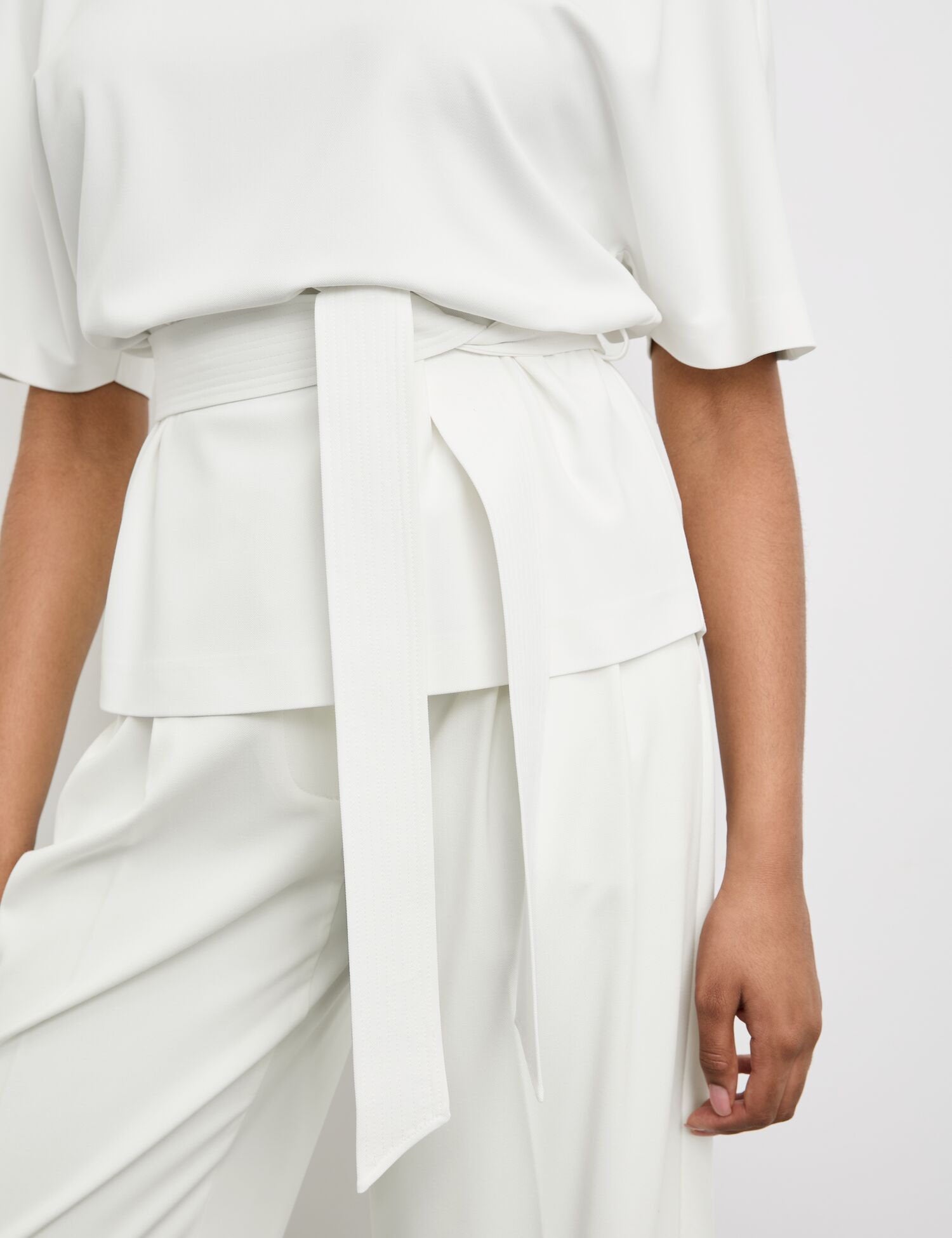 Blouse With A Tie-Around Belt_560387-11089_9700_02
